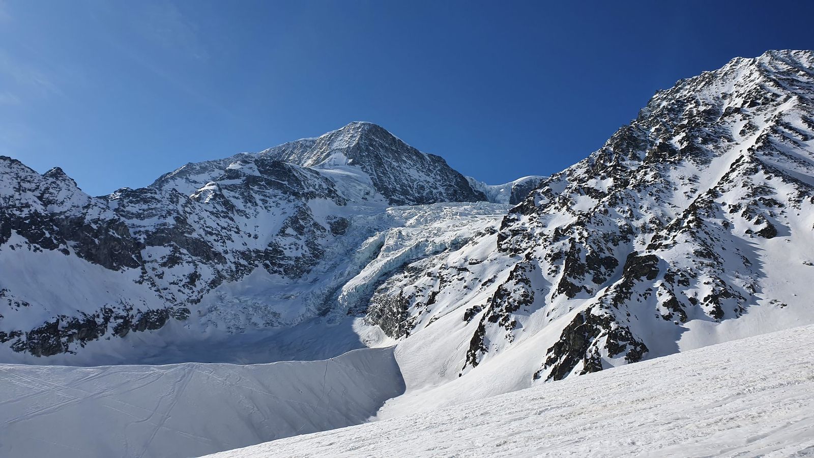 22 Arolla - Pas de Chèvres: ľadovec Tsijiore Nouve pod Pigne d'Arolla
