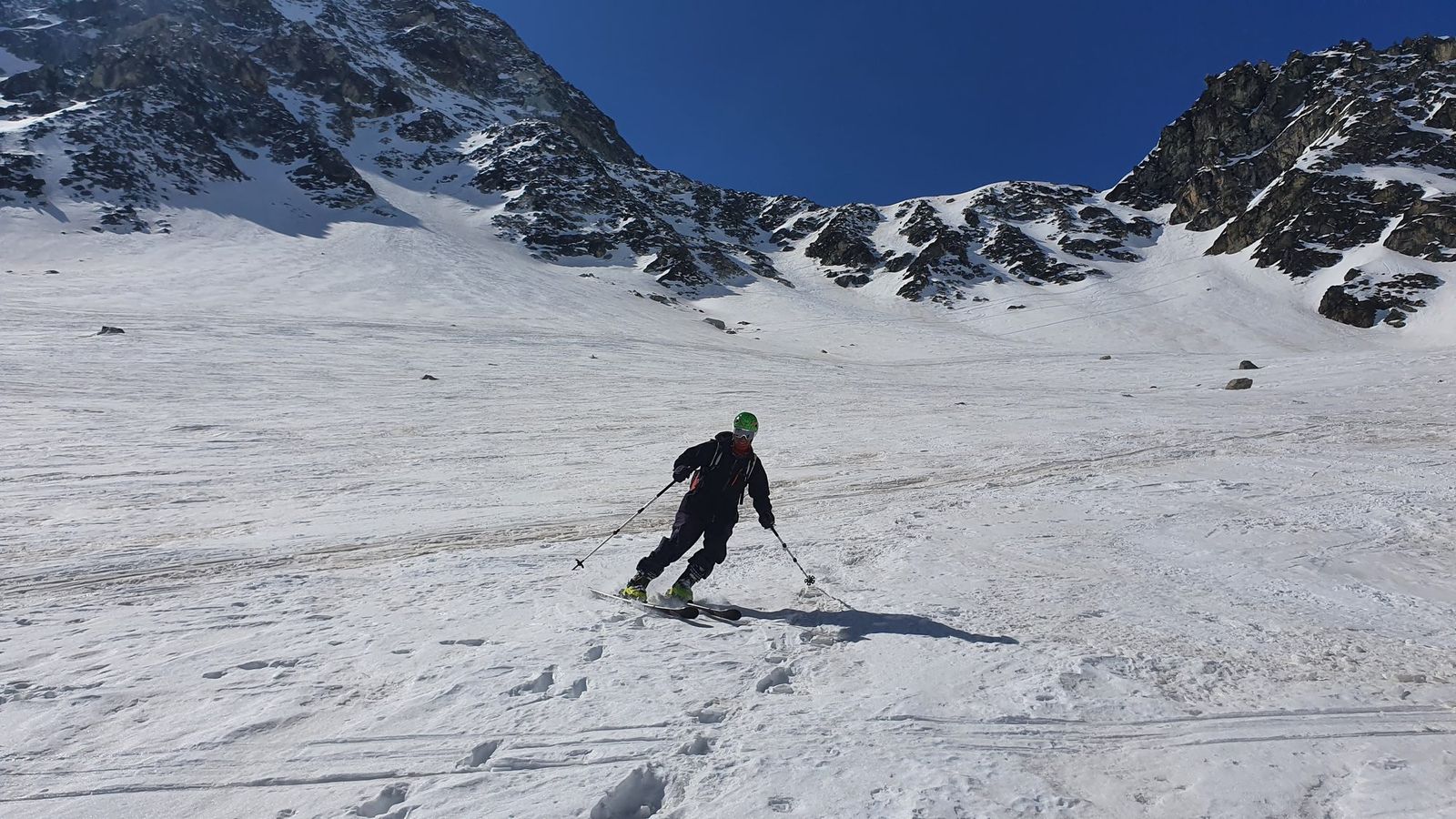 31 Arolla - Pas de Chèvres. zjazd po nehomogénnom snehu