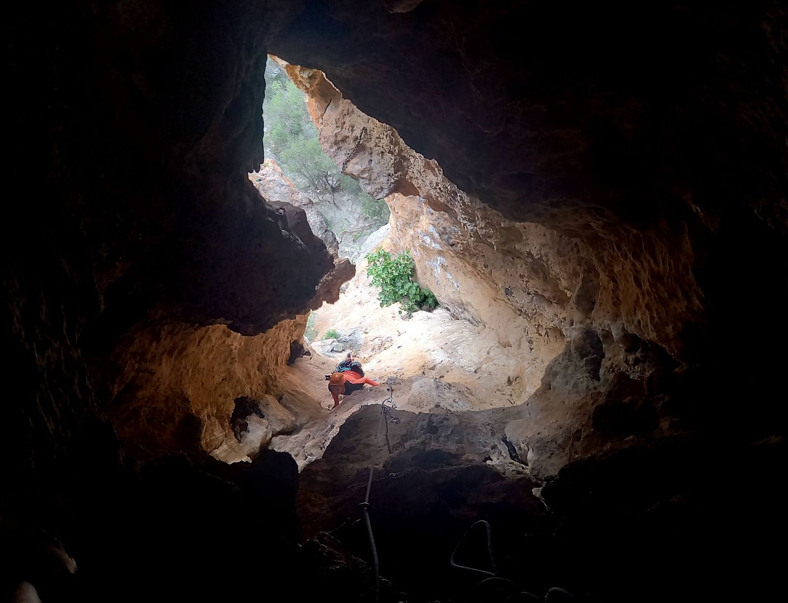 06 Malorka Sa Gubia cesta Punto G pohľad z vrcholového štandu do jaskyne