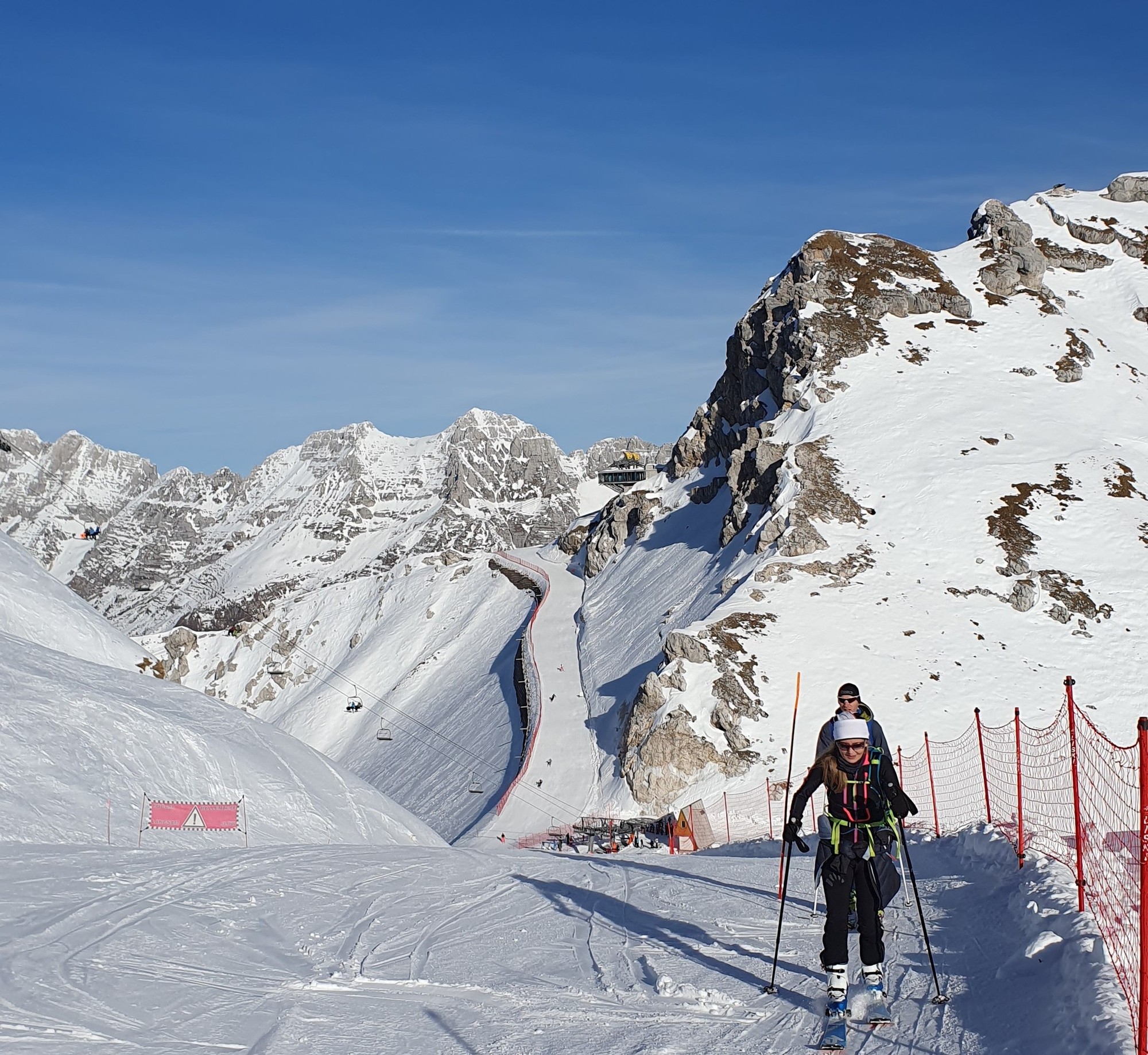 04 Sella Nevea Prestreljeniško okno - stúpanie zo sedla Prevala do sedla Sedlo okrajom zjazdovky vyhradenom pre ski turistov