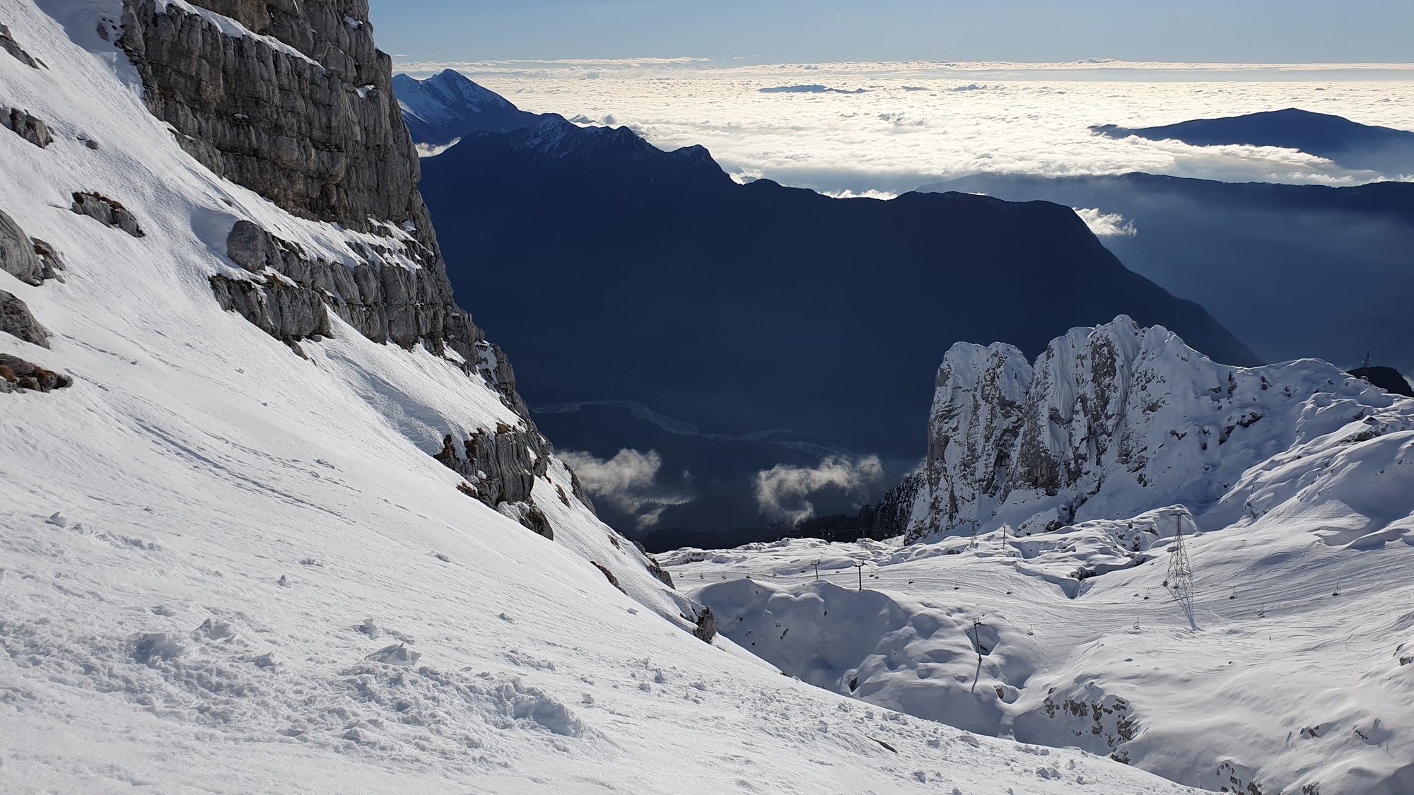 07 Sella Nevea Prestreljeniško okno - pohľad na slovinskú stranu do doliny rieky Soča