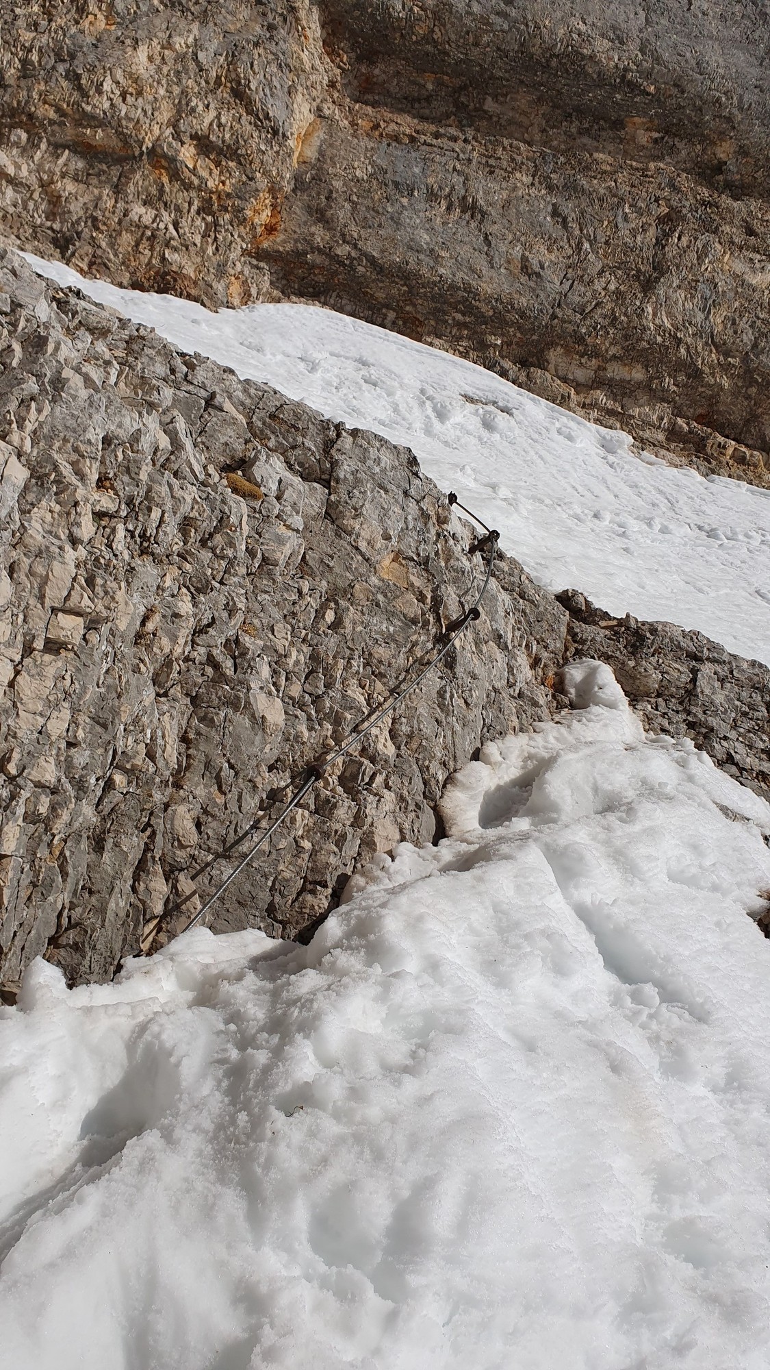 13 Sella Nevea Prestreljeniško okno - oceľové lano pod oknom