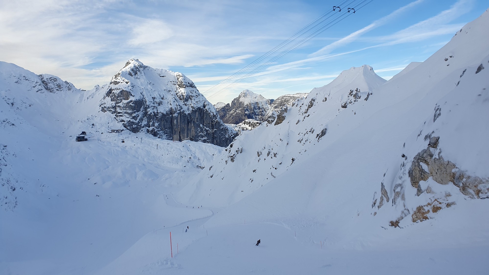 18 Sella Nevea Prestreljeniško okno - skitouringová výstupová trasa vedie naľavo od zjazdovky