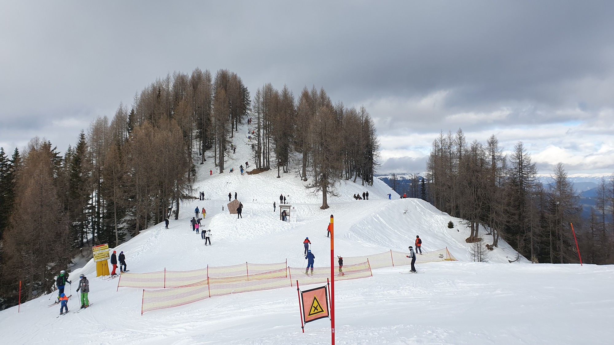 Monte Lussari 08 - ten malý kopček je cieľom túry