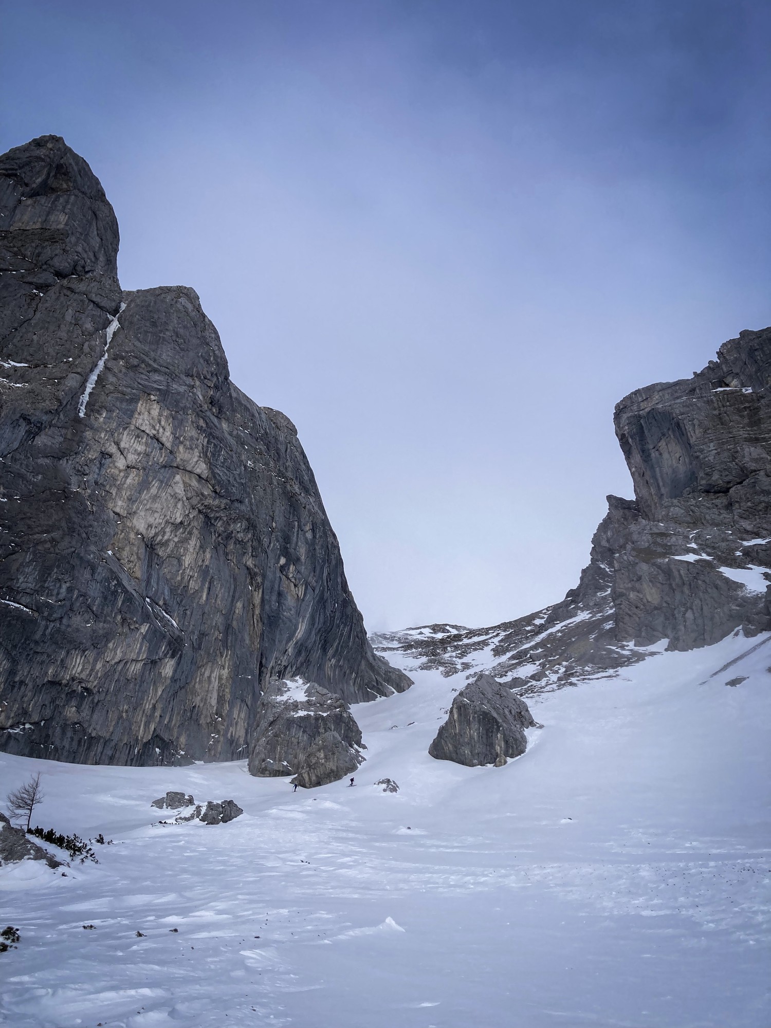 Zagelkogel 02: výstup údolím Rauchtal - vľavo Große Beilstein, vpravo Stagenwand