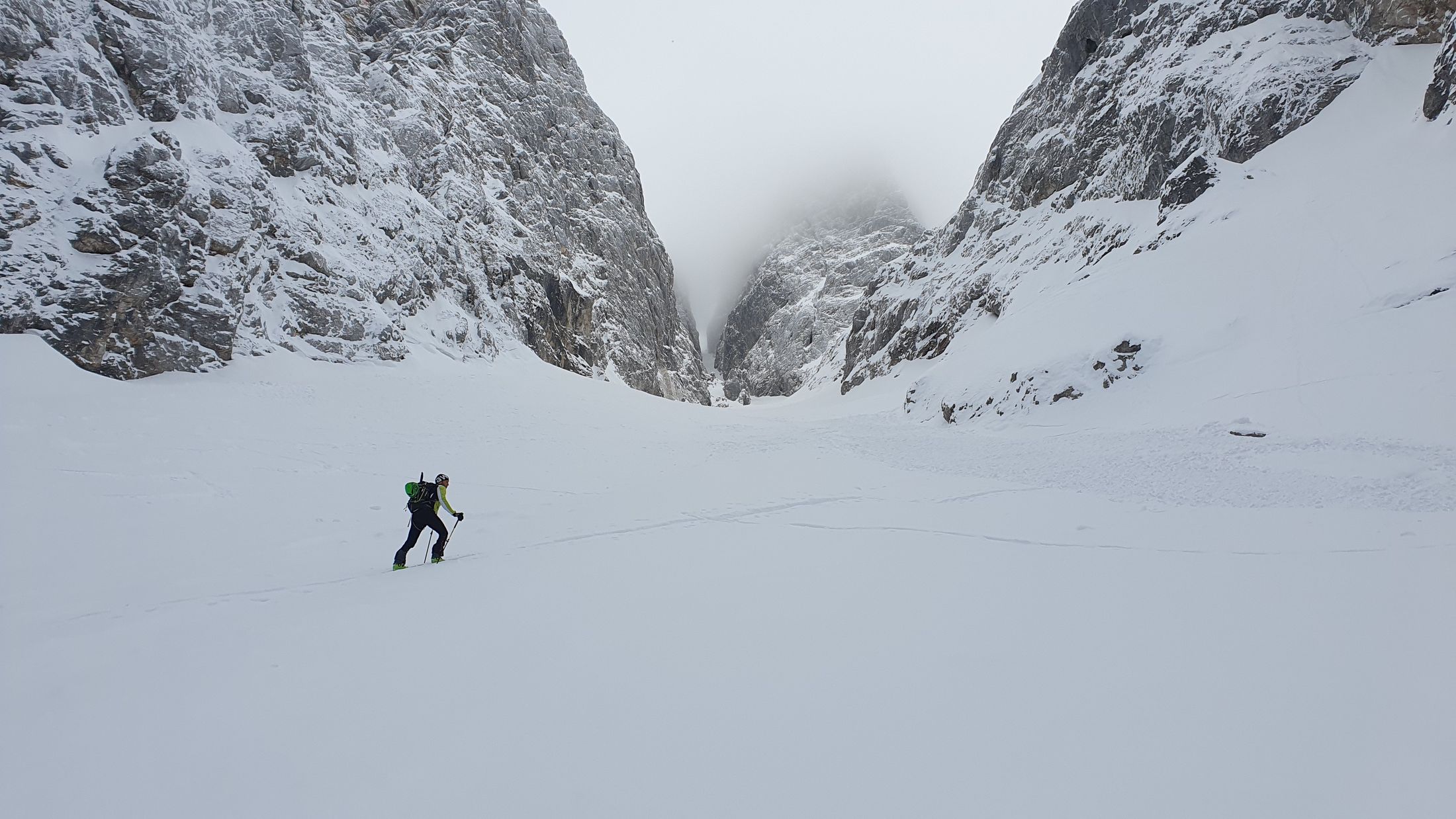 06 Planica - Kotovo Sedlo: vypadnutý splazík nabáda na obozretnosť, pod ním sme kopali sondu
