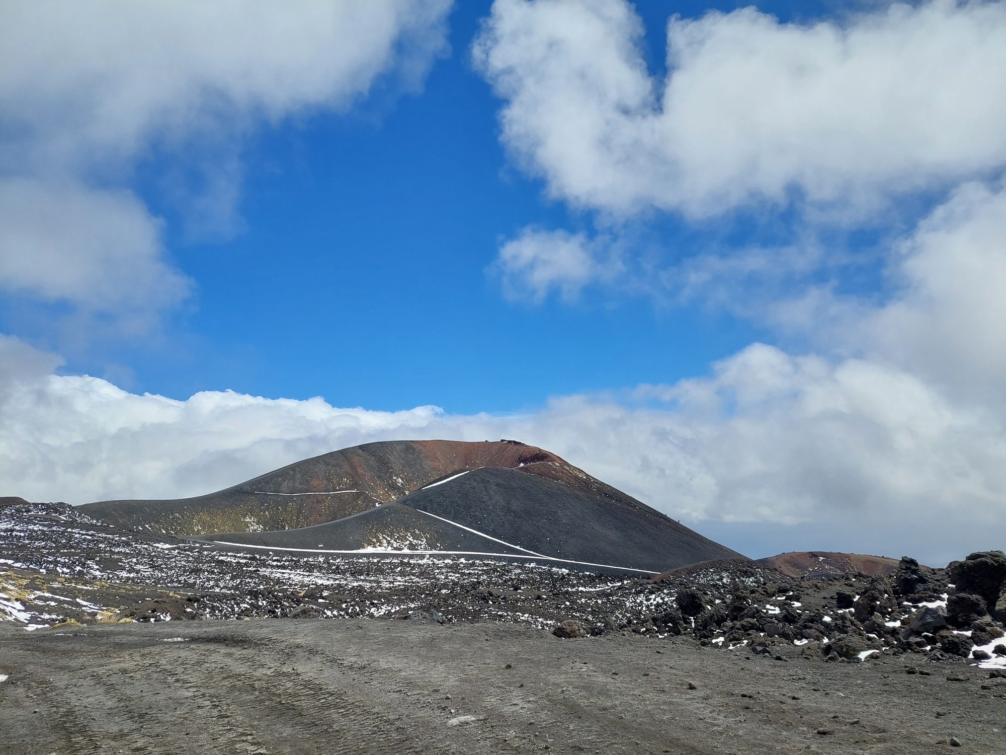 24 Sicília Etna jeden z kraterov cca 2000 mnm