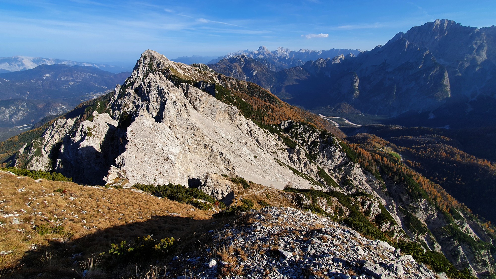 Monte Piper (15) - Výhľad na najvyšší vrchol hrebeňa Jôf di Miezegnot (2087 m)