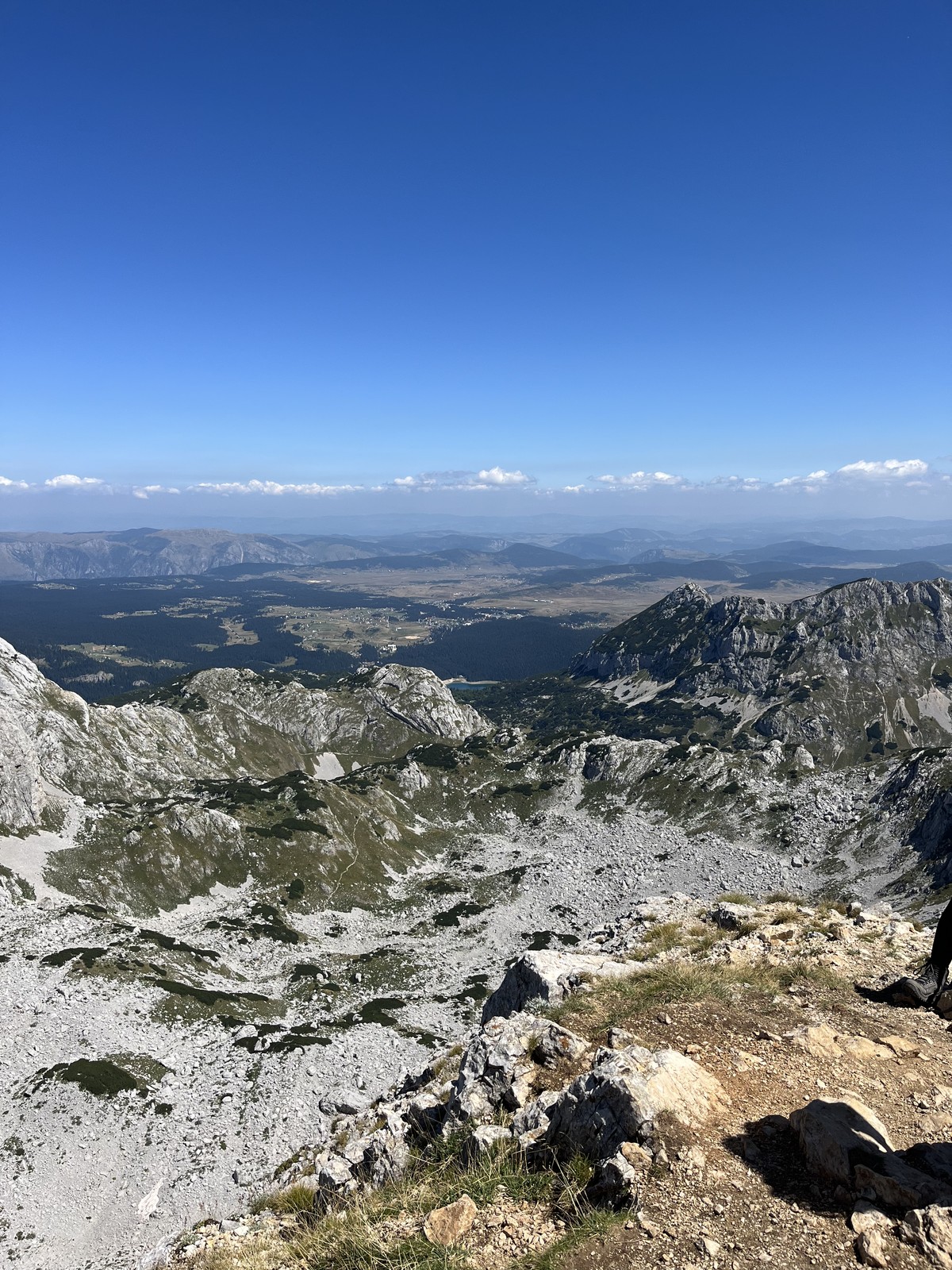 Výstup na Bobotov Kuk (17) Výhľad 2 49 54 Výhľad na Zabljak a Crno jezero