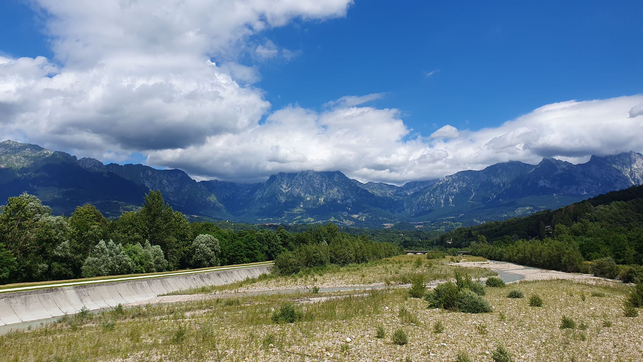 Cykloturistika Lago di Santa Croce, rieka Piava (08) - hory nad Lago di Santa Croce