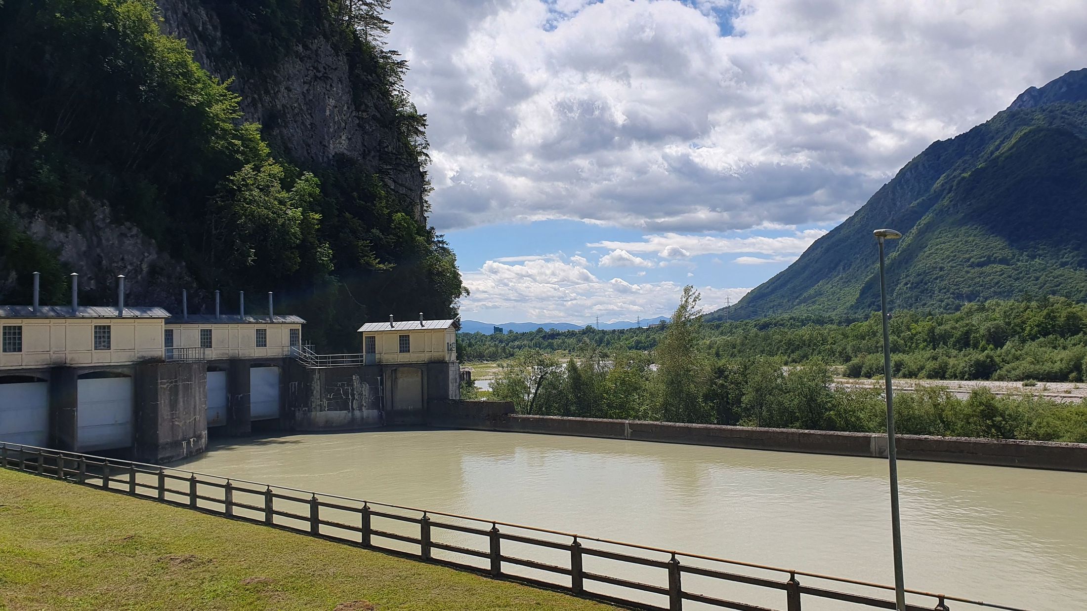 Cykloturistika Lago di Santa Croce, rieka Piava (13) - Soverzene a rozlúštenie záhady kanála strateného v hore