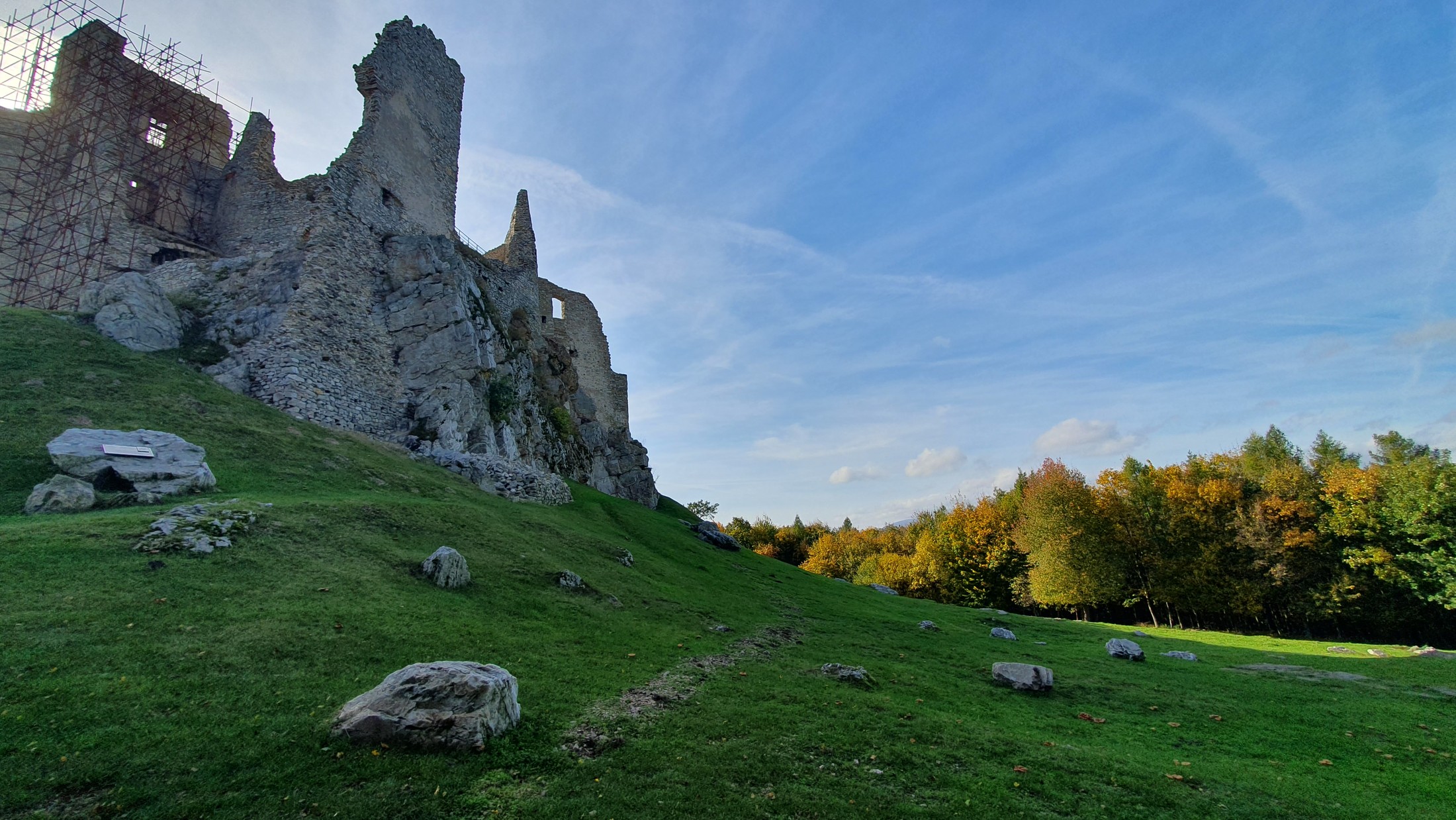 Hrušovský hrad (15) Hradná lúka s predlženým tieňom pri návrate
