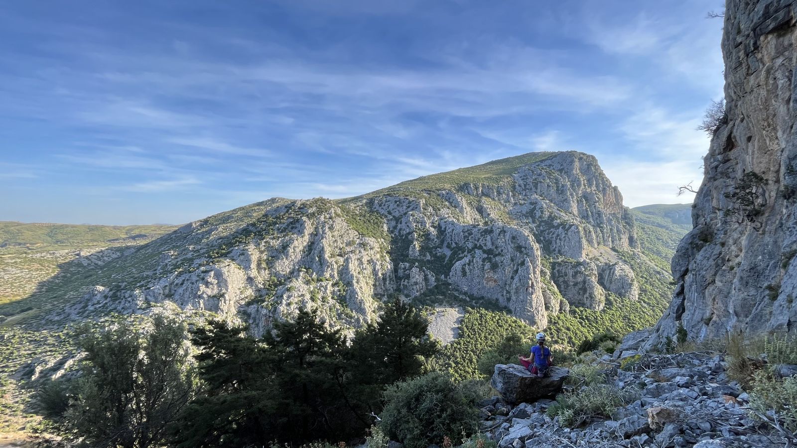 Podvečerná meditácia v sektore Rainbow, s pohľadom na ľavú časť oblasti Lower Valley Naľavo sektor Mégalo Schtroumpf, v strede majestátny viacdĺžkový Sentinelle a hore vpravo To reloi