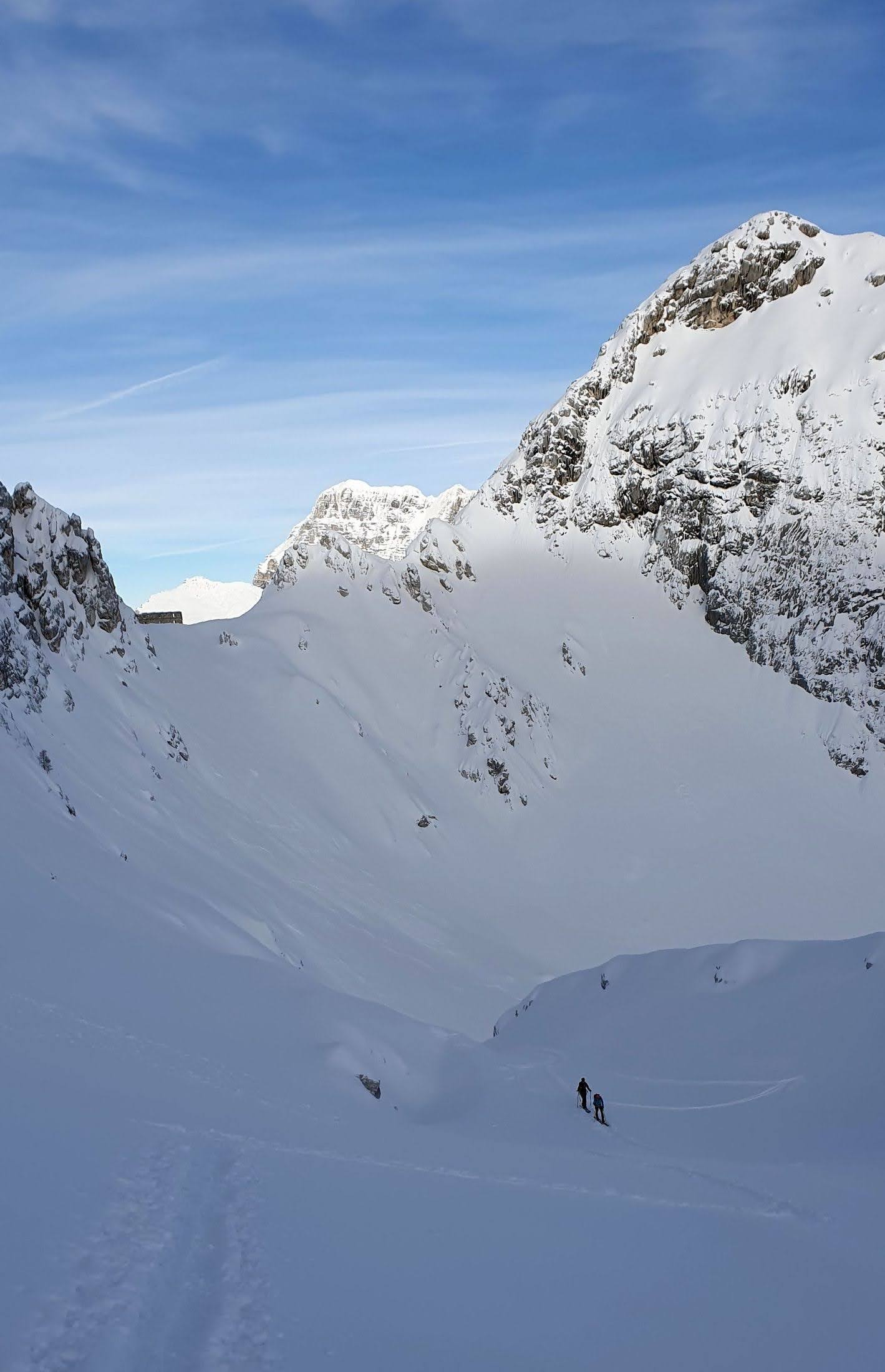 Sella Nevea do sedla Ursic (01) - v pozadí Bila Pec a sedlo s ruinou akejsi stavby