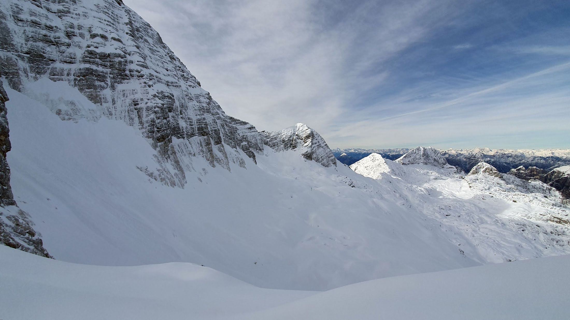 Sella Nevea do sedla Ursic (06) - pohľad zo sedla do kotla, cez ktorý vedie trasa na Kanin