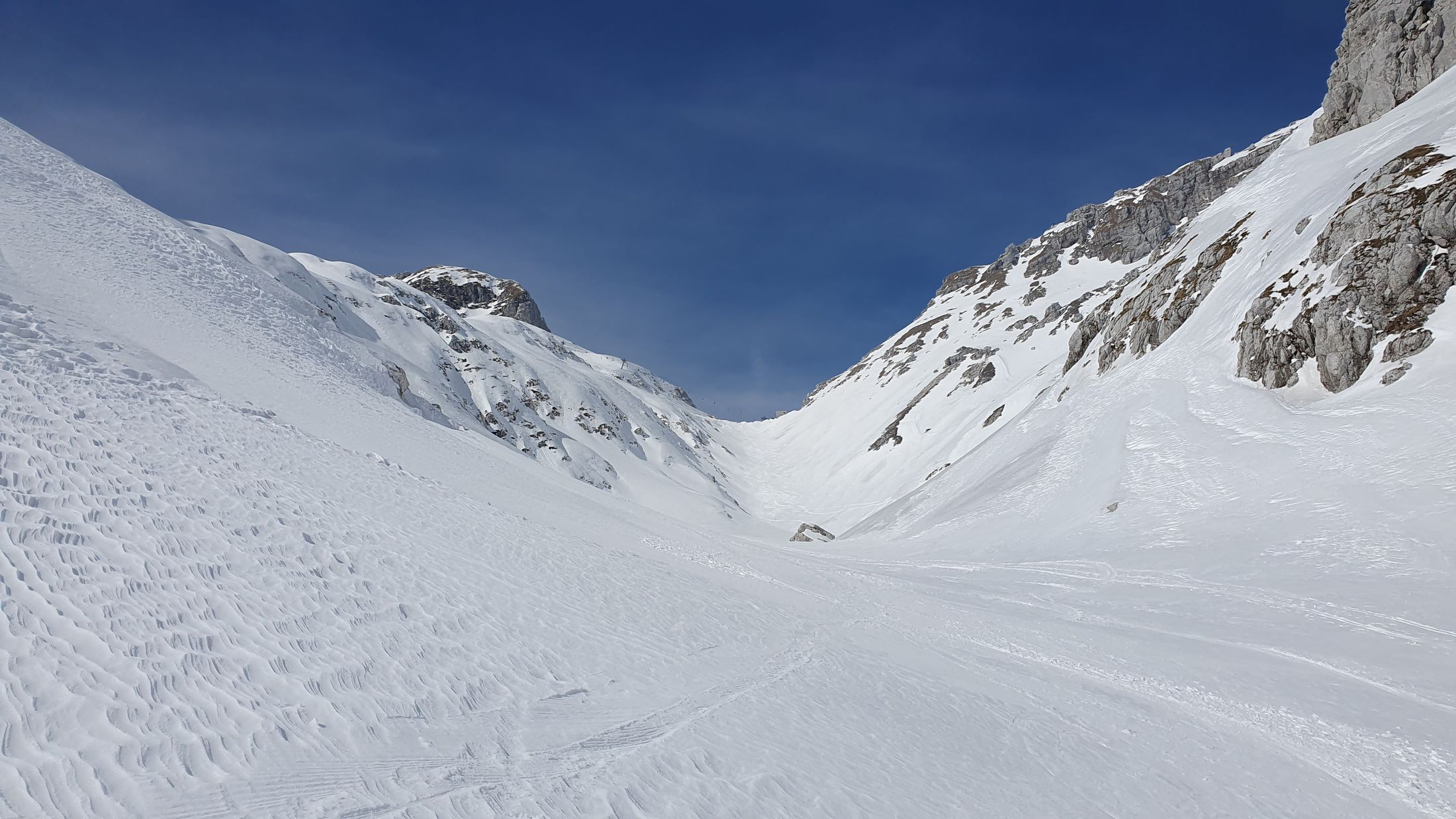 Sella Nevea dolina Krnica (03) - pohľad smerom do sedla Prevala po zlyžovaní prvej polovice  