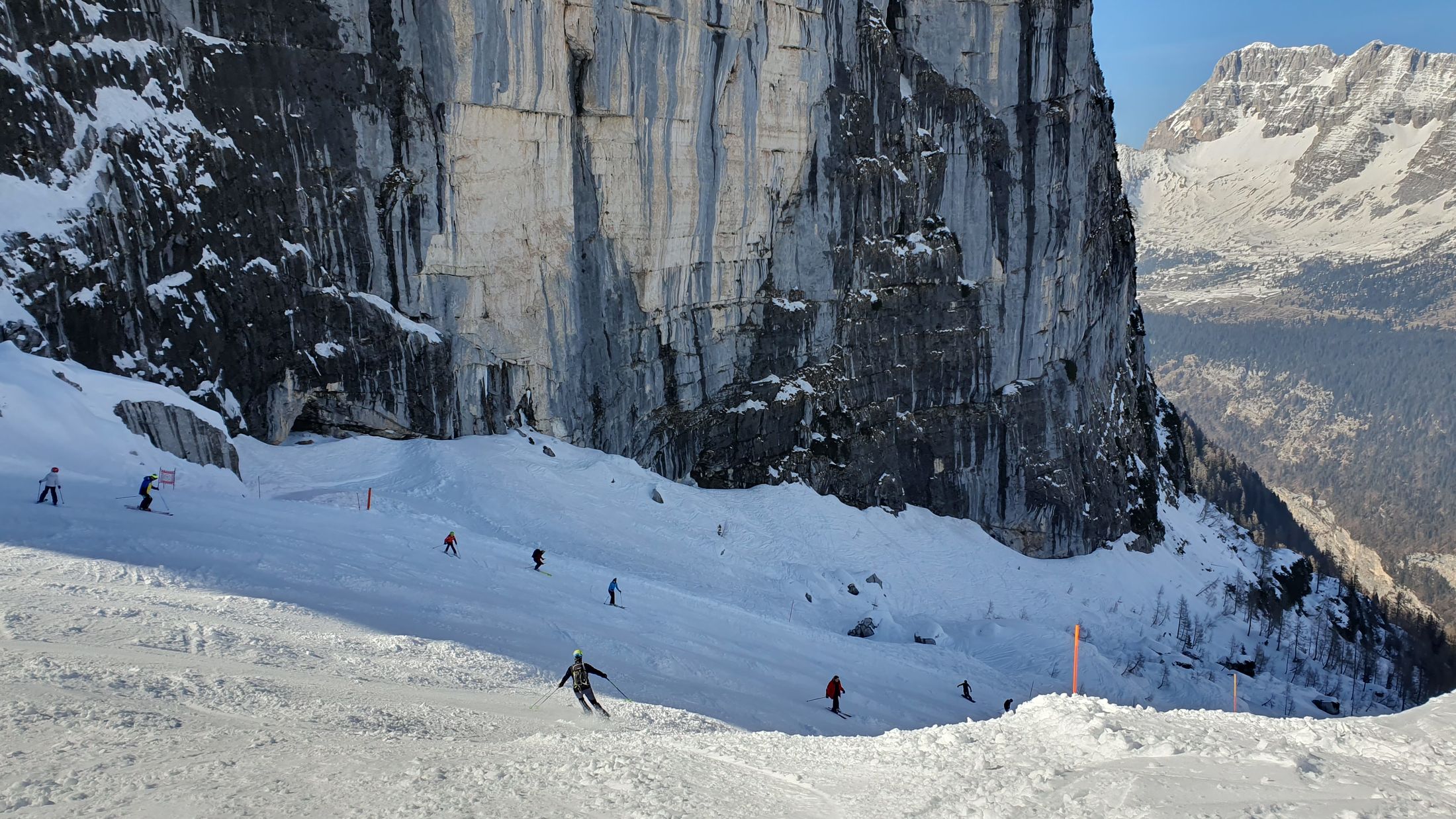 Sella Nevea dolina Krnica (06) - po zjazdovke popod stenu Bilej Pece na parkovisko, v pozadí Jof di Montasio
