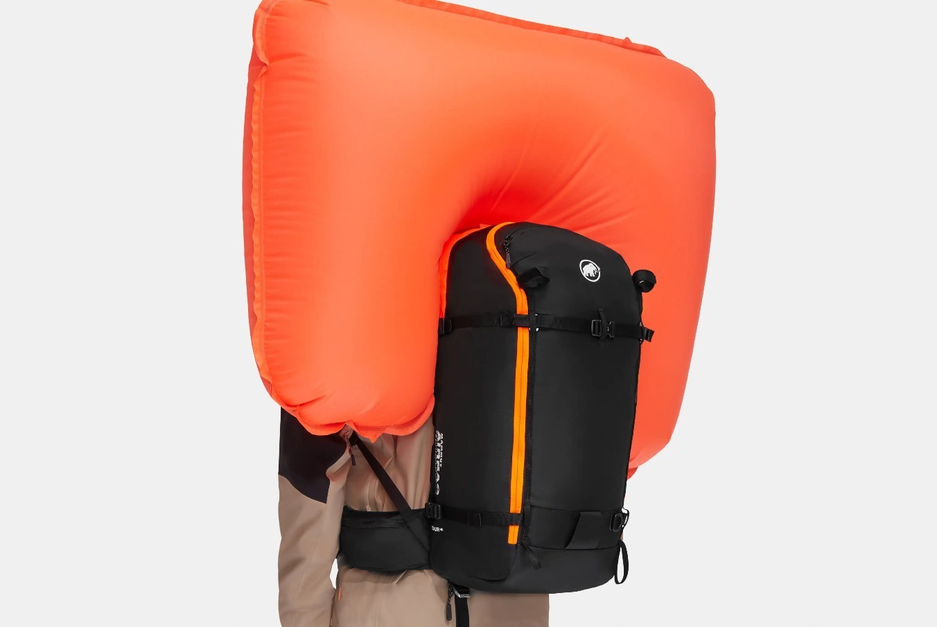 Lavínový batoh Mammut Tour 40 (03) S nafúknutým airbagom / foto Mammut