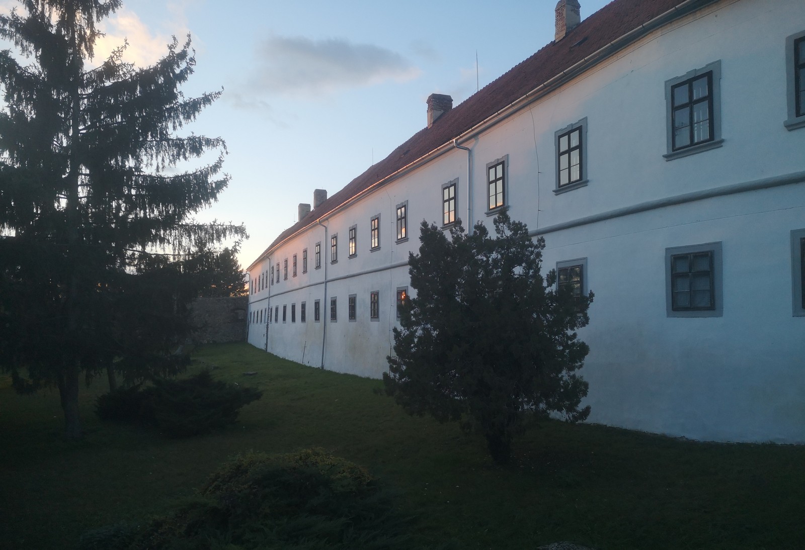 Levický hrad (12) Dóobovský kaštiel pri pohľade z parku