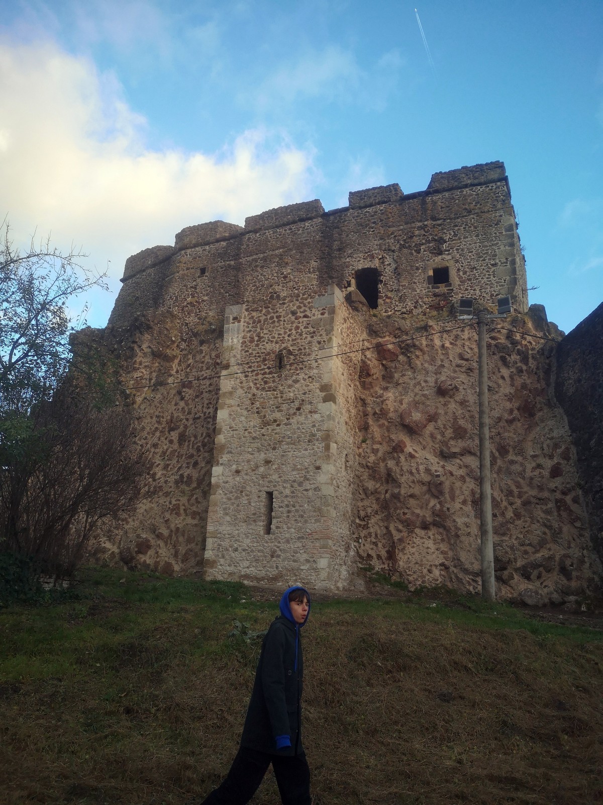 Levický hrad (7) zrekonštruovaná hradná studňa