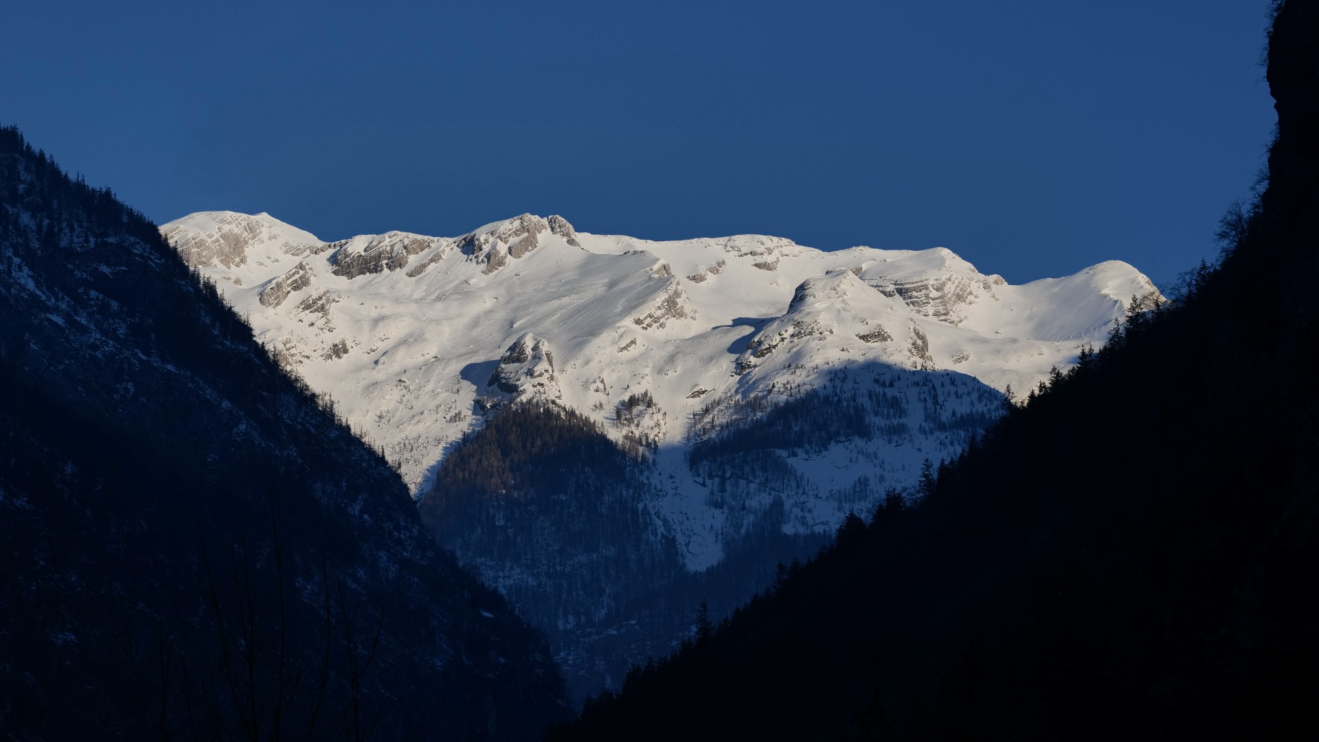 Velika Mojstrovka druhá sprava, úplne vpravo je Mala Mojstrovka (Foto: Janko Humar, The Julian Alps)
