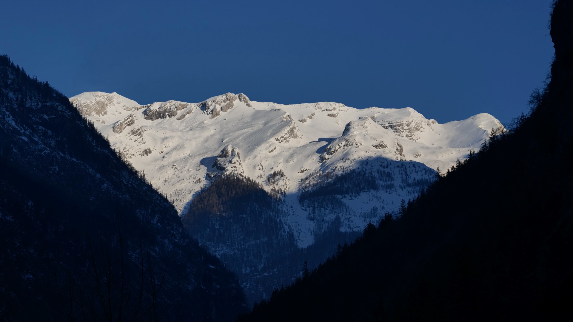 Velika Mojstrovka druhá sprava, úplne vpravo je Mala Mojstrovka (Foto: Janko Humar, The Julian Alps) Velika Mojstrovka druhá sprava, úplne vpravo je Mala Mojstrovka (Foto: Janko Humar, The Julian Alps)