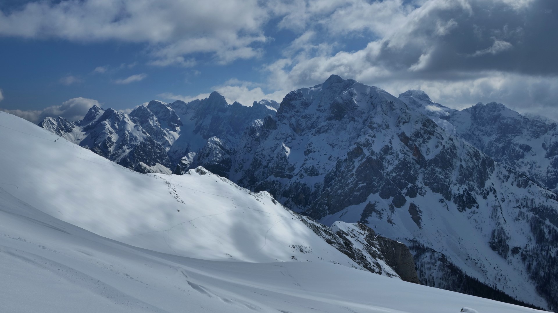 Velika Mojstrovka pri výstupe, pohľad smerom na druhú stranu, Prisojnik a Škrlatica (Foto: Janko Humar, The Julian Alps)