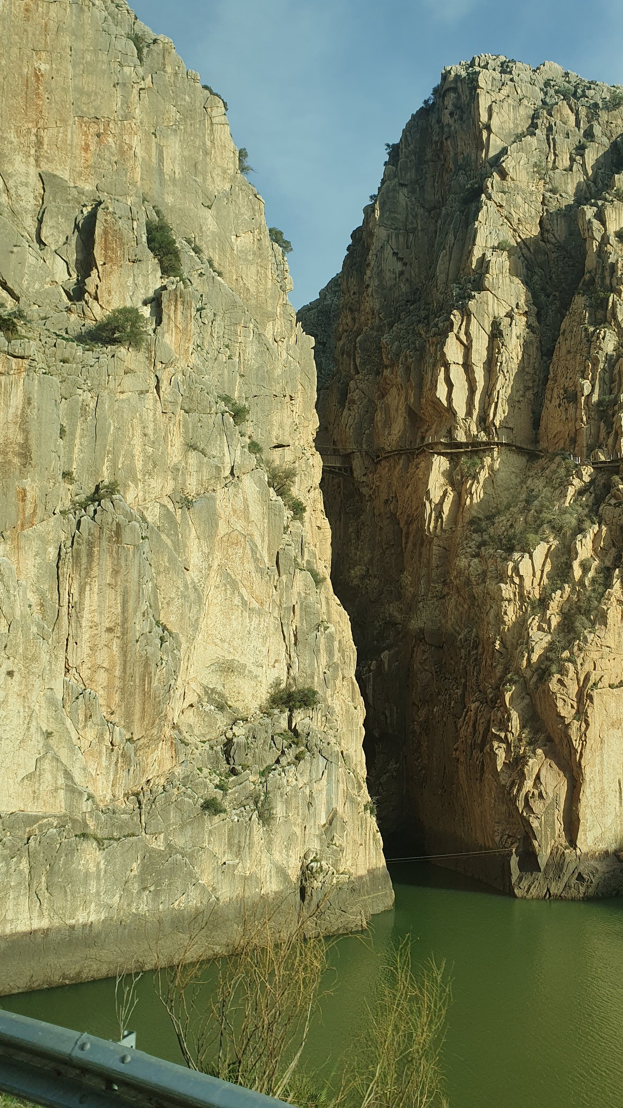 Caminito del Rey (01) - Pohľad zo shuttle busu na záver Caminita