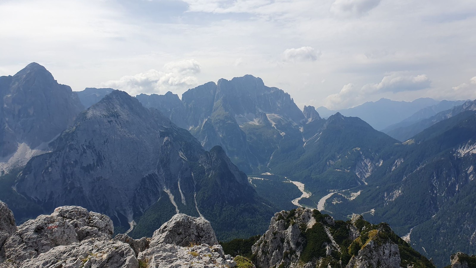 Cima del Cacciatore (18) - západná panoráma s masívom Montasio