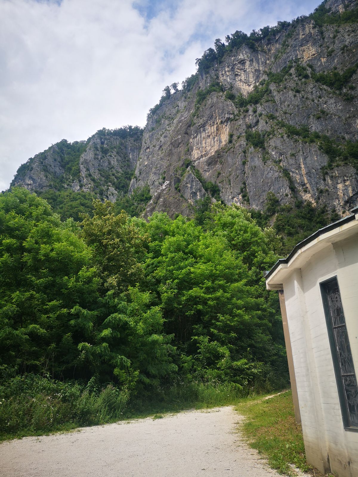 La Farina del Diavolo (2) pohľad na stenu od parkoviska