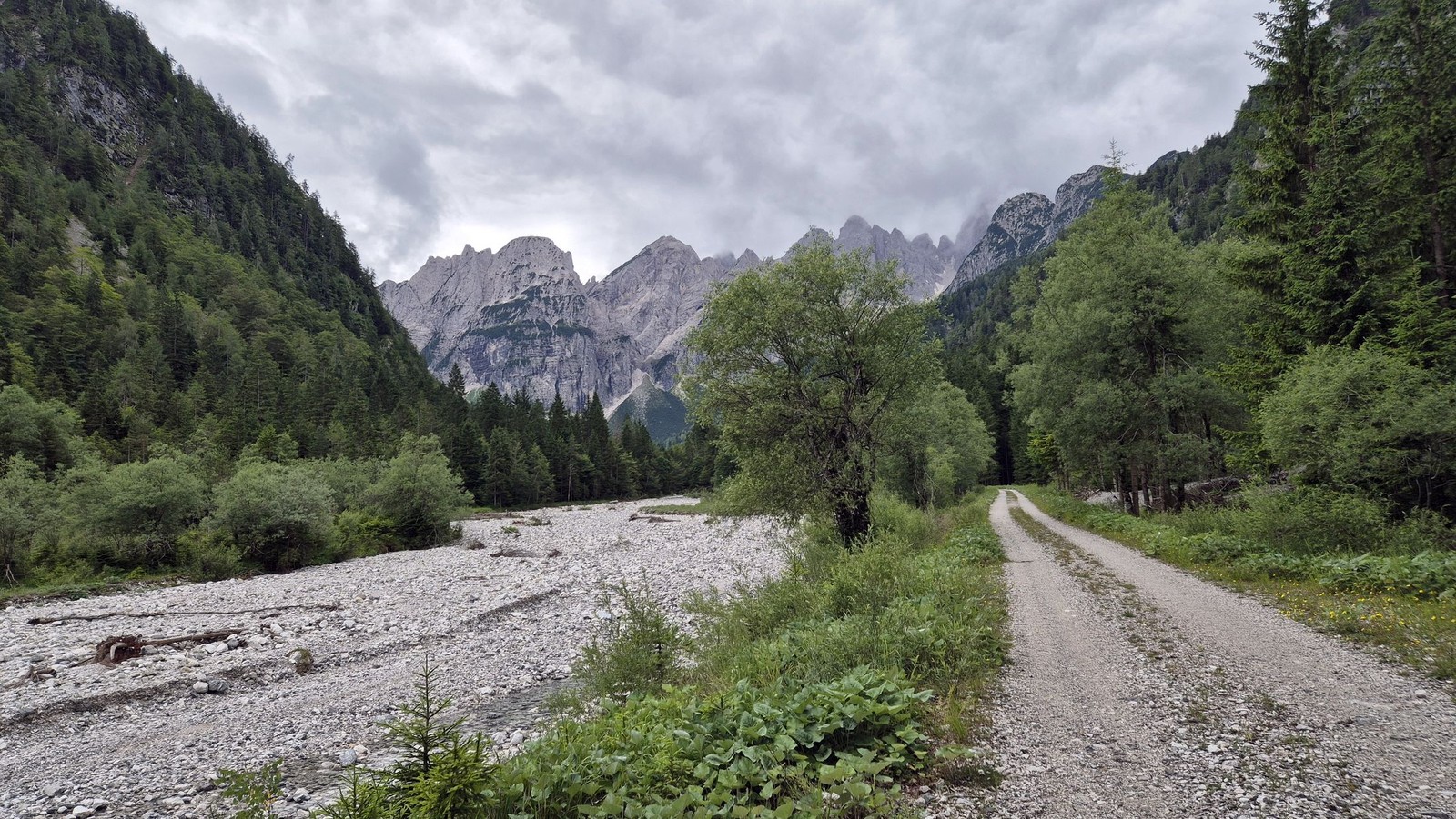 Cyklo Valle di Riofreddo (03) Proti prúdu Rio Freddo ku skalnej hradbe Montasia