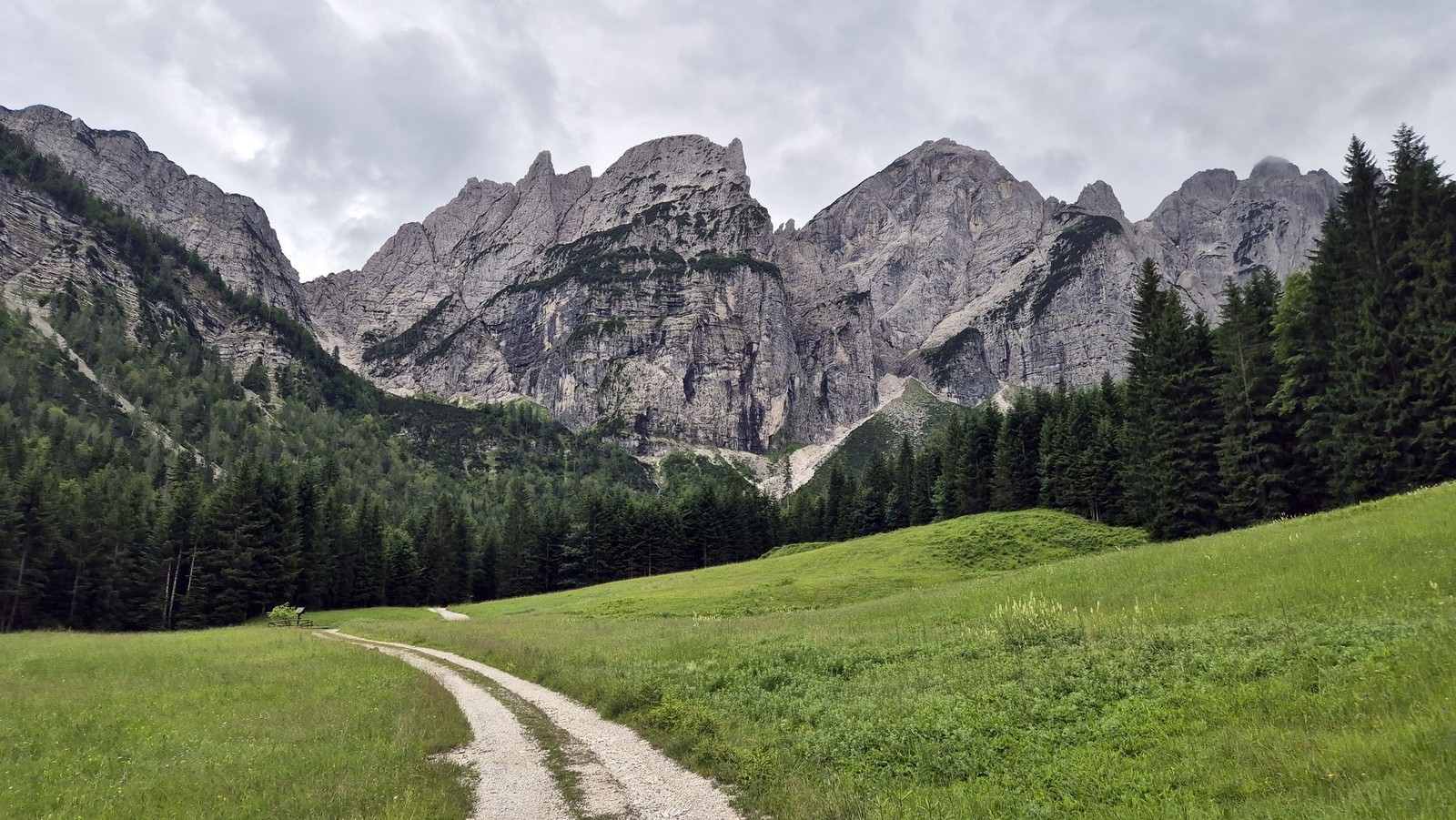 Cyklo Valle di Riofreddo (05) Lúka pod stenami Cima delle Cenge, kde sa začína strmé stúpanie