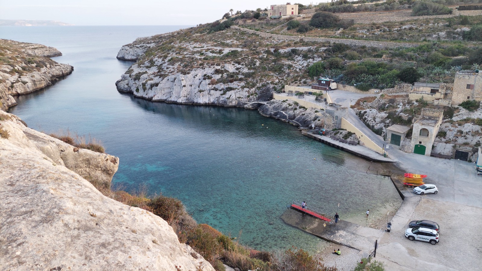 Malta (15) Pláž Mgar is xini je východiskový bod pre lezenie v kanone s mnohými sektormi vrátane Champagne Walls