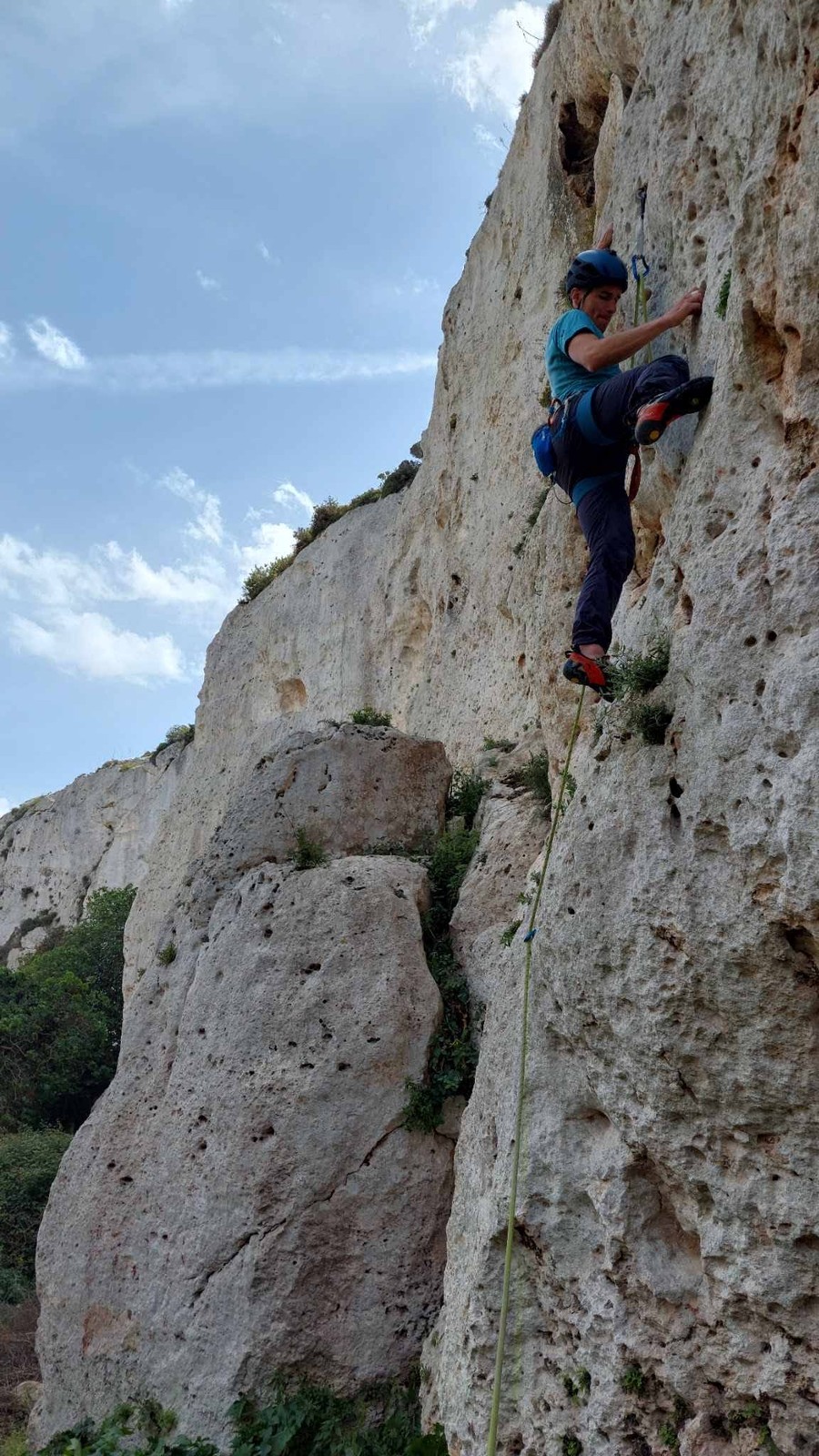 Malta (16) Lezenie na Champagne Walls množstvo dierok a kompaktná skala