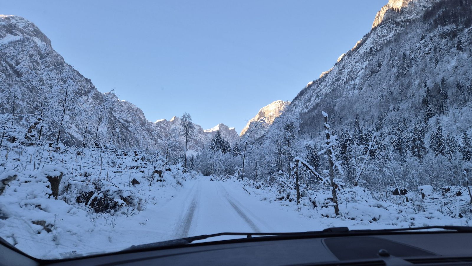 Skialp Triglav cez dolinu Krma (01) Ranná jazda z Mojstrany ku doline Krma