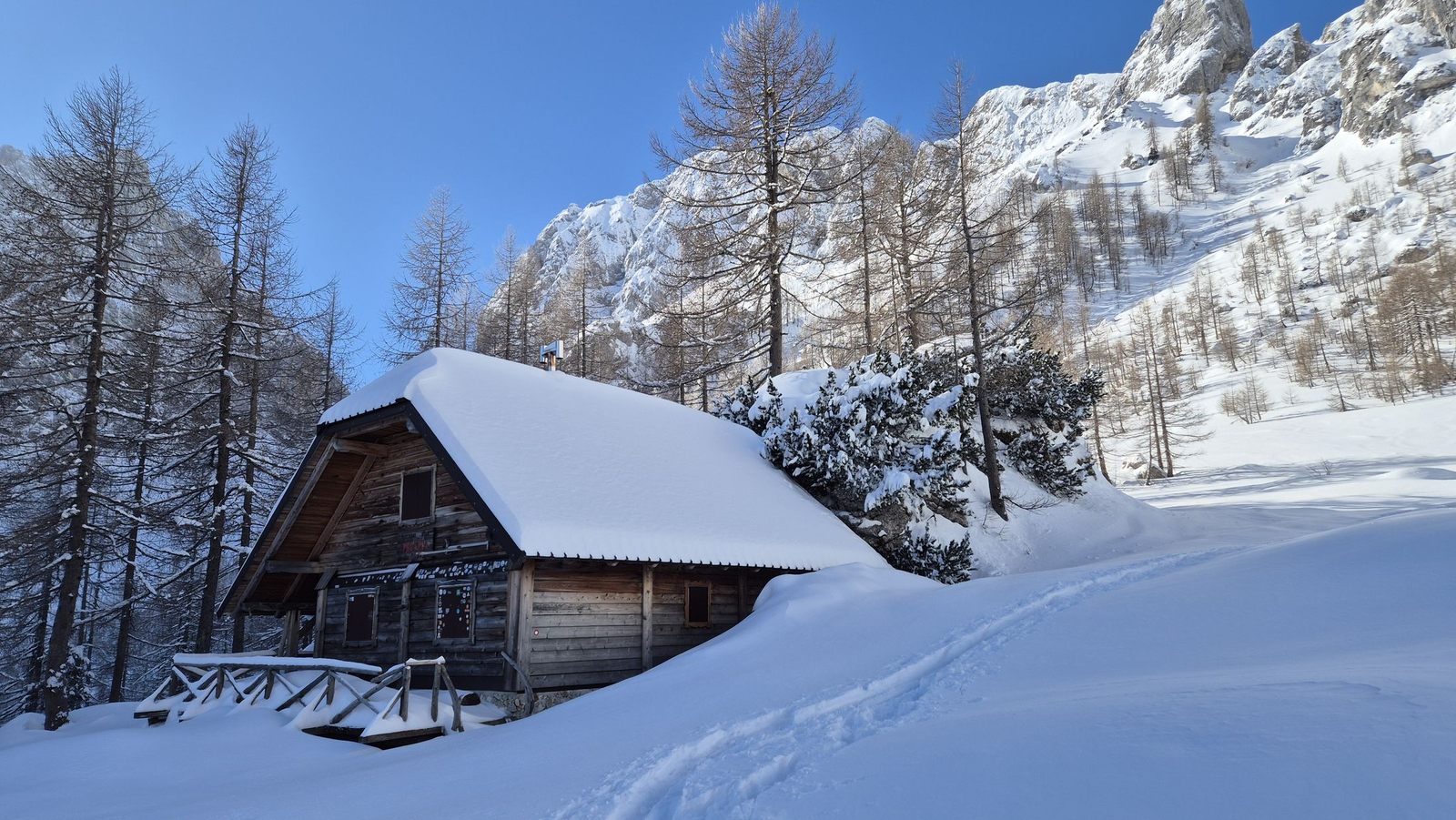 Skialp Triglav cez dolinu Krma (06) Pastirski stan Prgarca