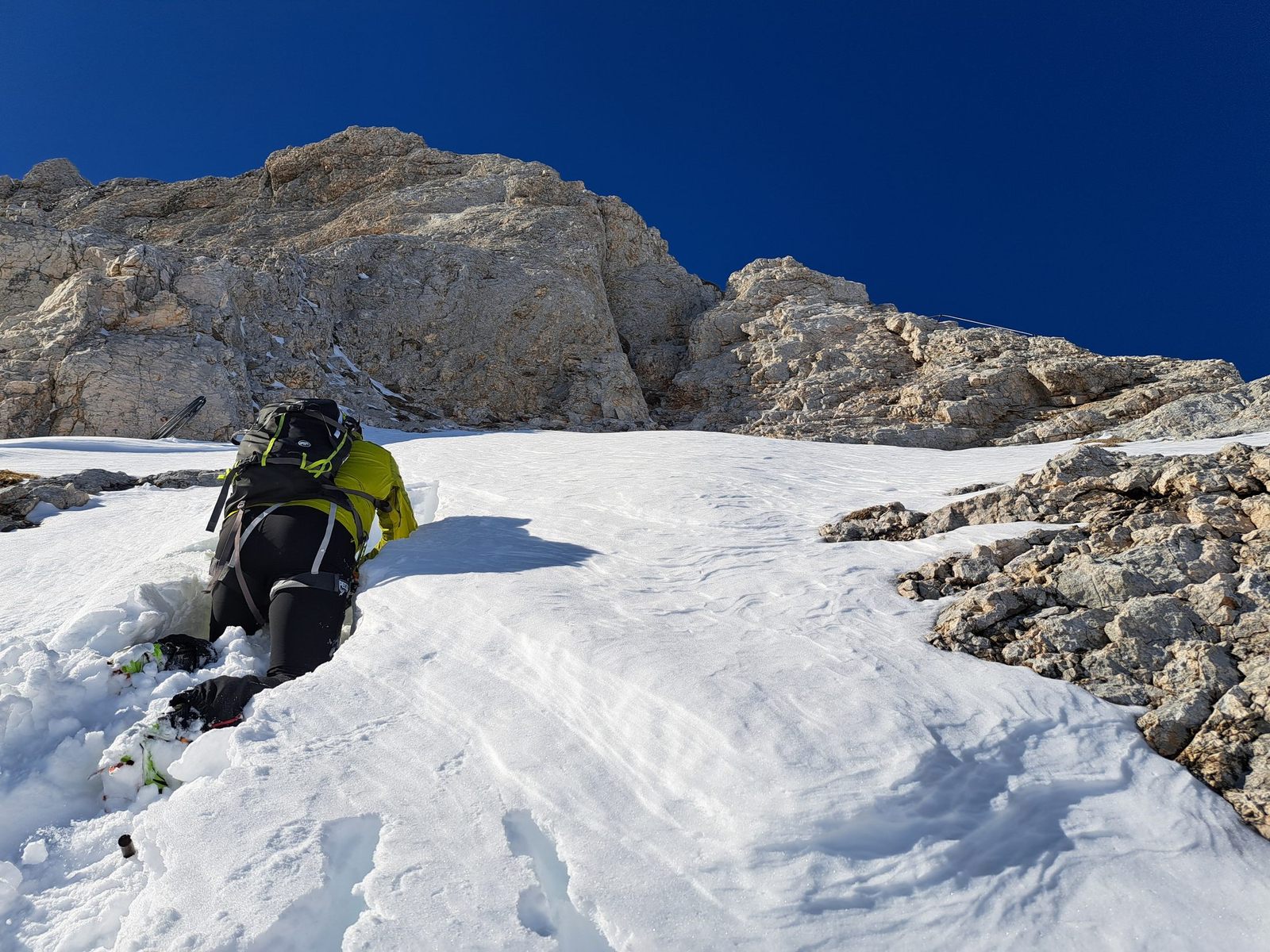 Skialp Triglav cez dolinu Krma (21) Martin rieši problém - hľadá ferratové lano