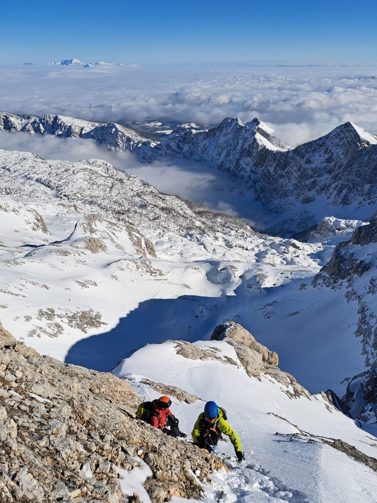 Skialp Triglav cez dolinu Krma (22) Čakáme, kým Martin vyrieši problém