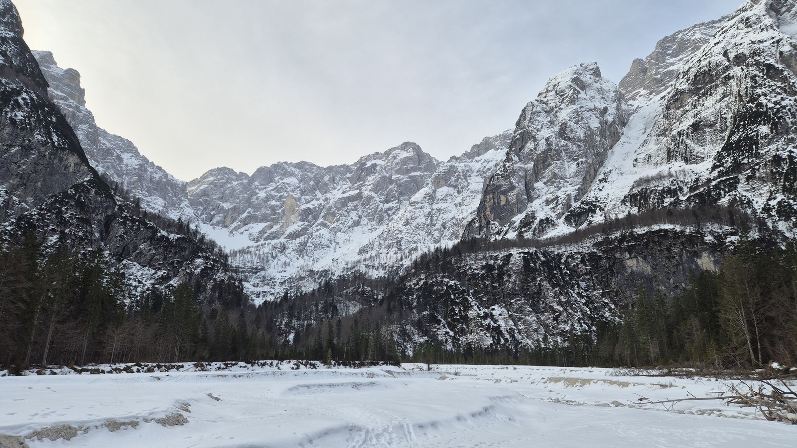 Skialp Montasio sever Forcella Mazzeni (04) Na štrkových nánosoch sa za lepších snehových podmienok upravujú bežkárske trate
