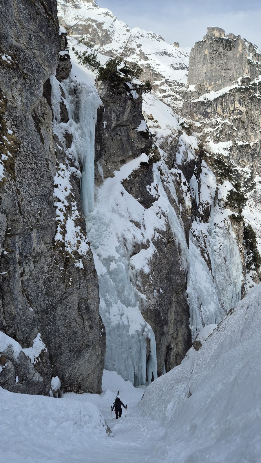 Skialp Montasio sever Forcella Mazzeni (09) Záver kaňonu s ľadopádmi