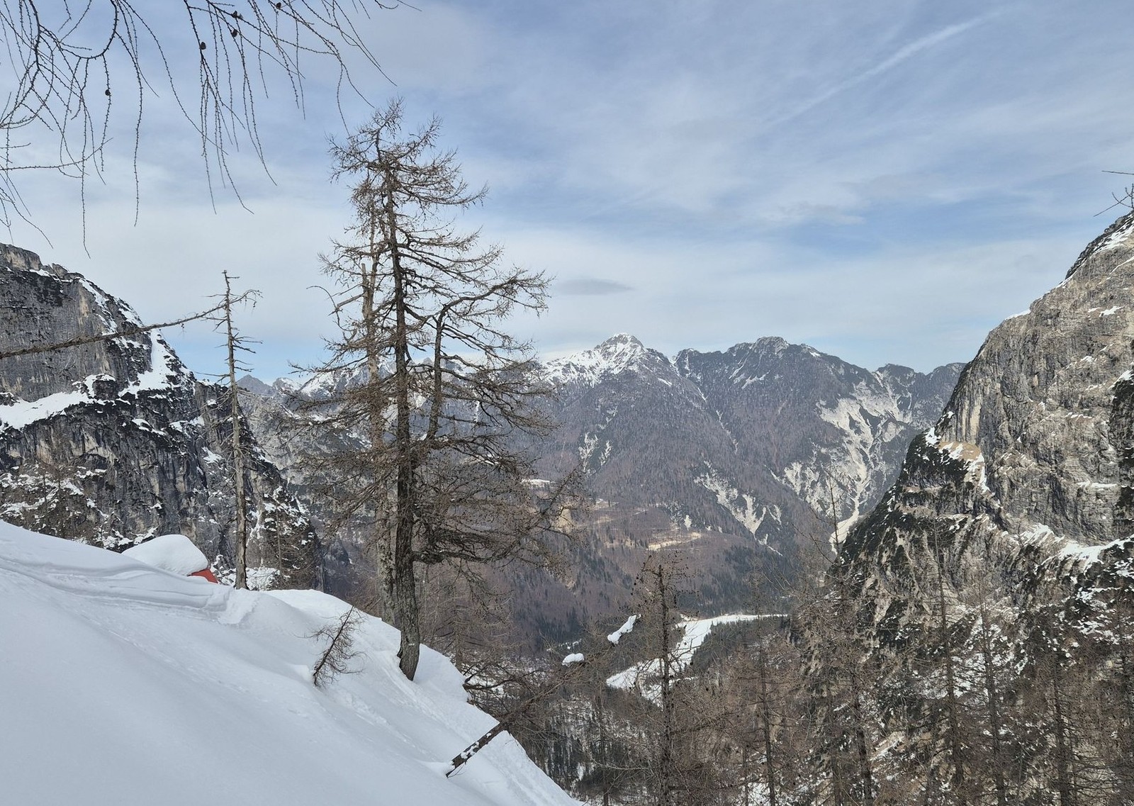 Skialp Montasio sever Forcella Mazzeni (11) Cervený bivak Dario Mazzeni je pod snehom ledva rozpoznateľný