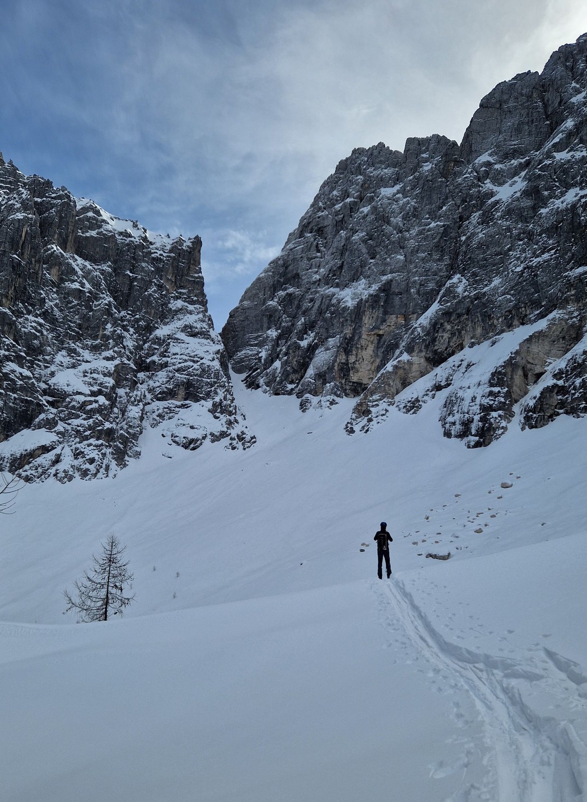 Skialp Montasio sever Forcella Mazzeni (13) Pod stenami Modeon del Buinz, výhľad na Forcella Lavinal dell Orso