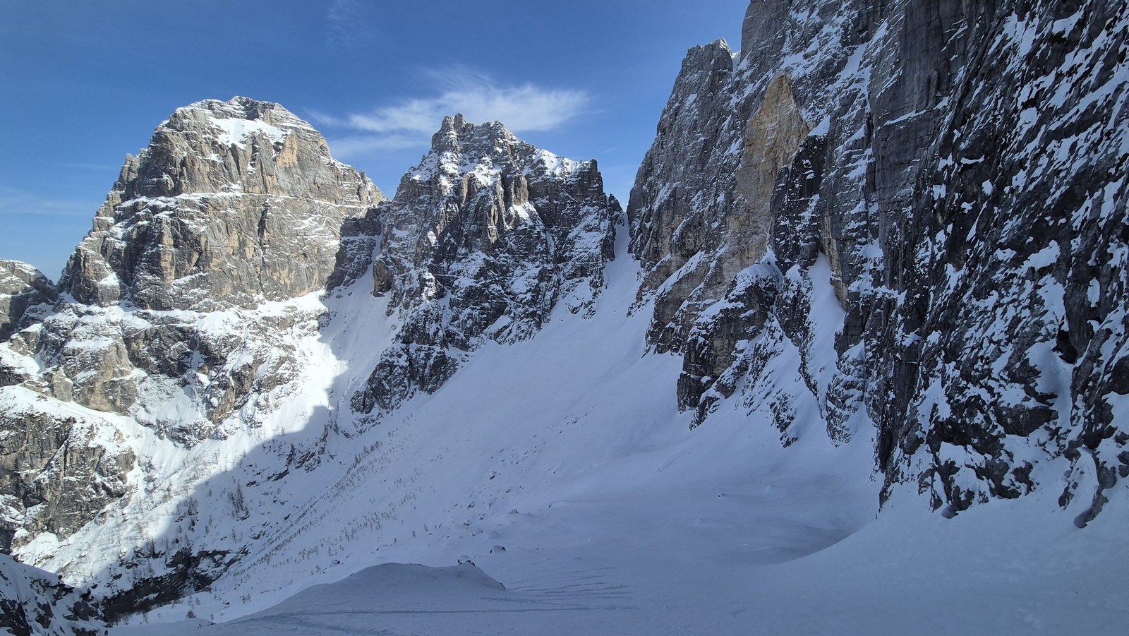 Skialp Montasio sever Forcella Mazzeni (17) Zľava Jof Fuart, Forcella Mose, Cime Castrein a Forcella Lavinal dell Orso