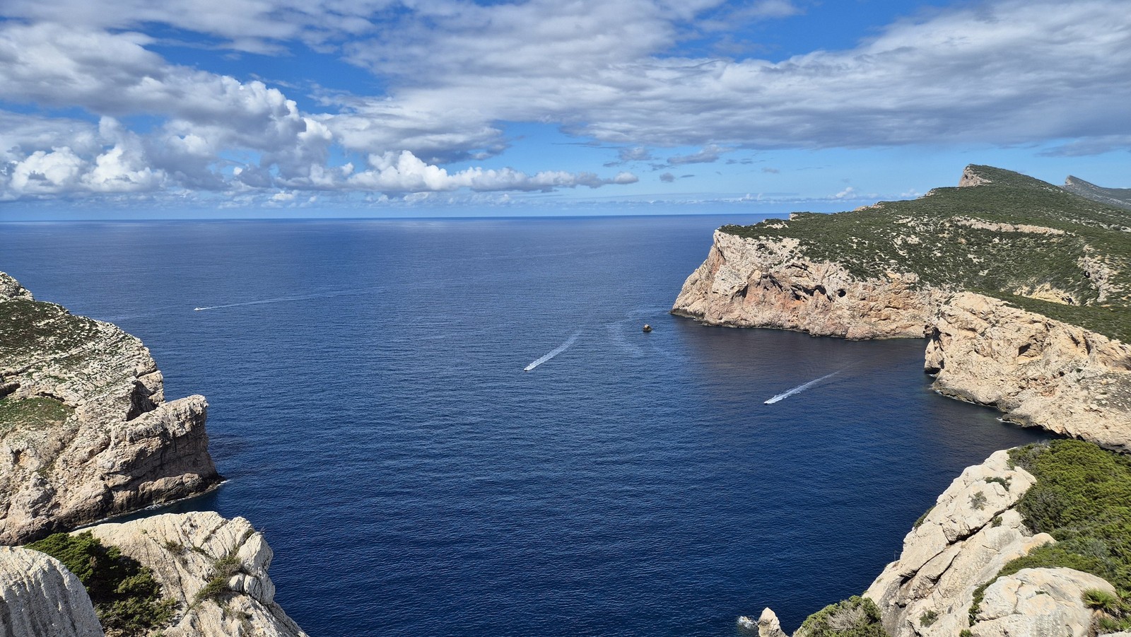 Ferrata Cabirol Sardinia (05) Výhľad z nástupovej trasy k ferrate