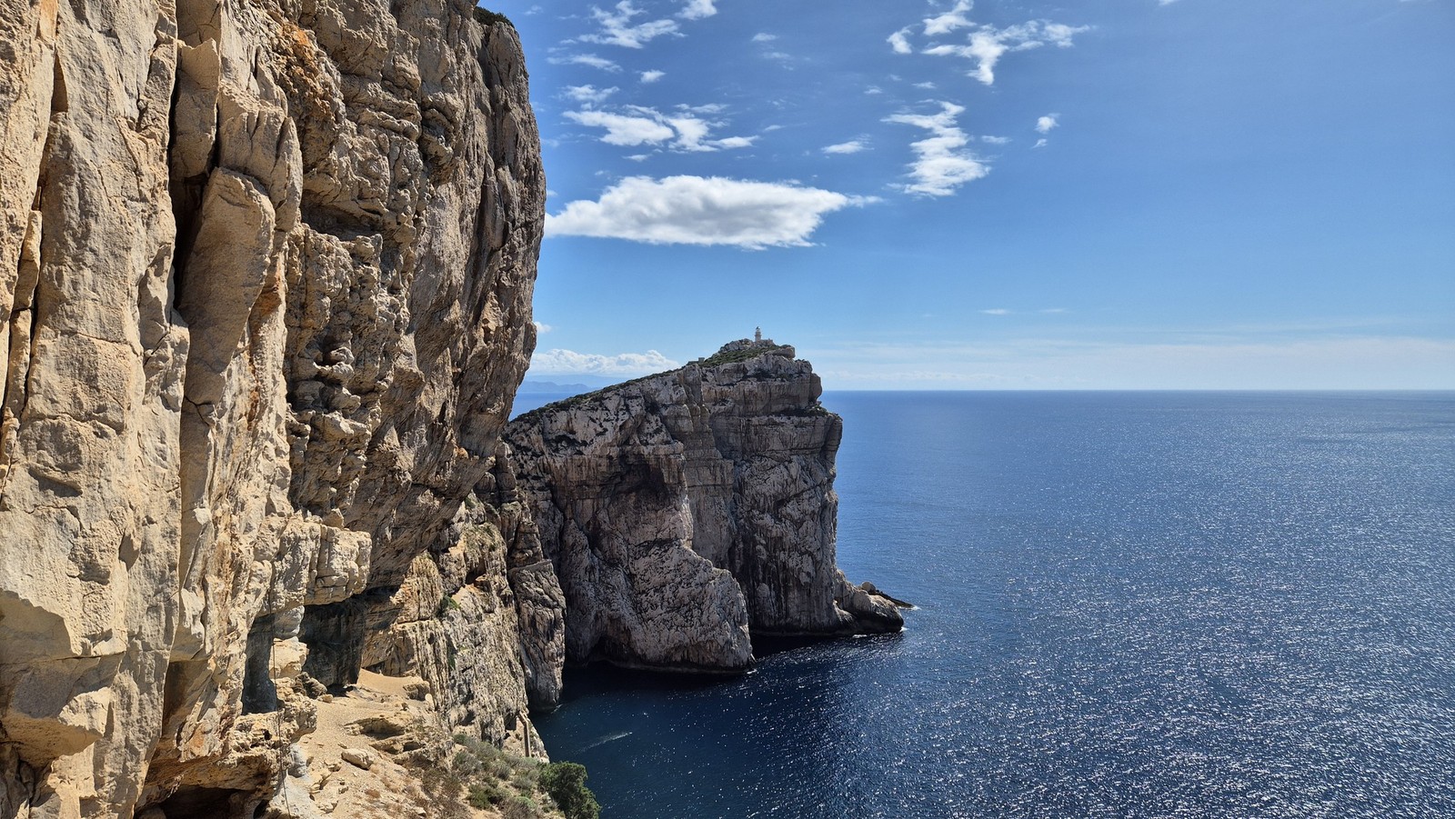 Ferrata Cabirol Sardinia (18) Výhľad na zálivček s Neptúnovou jaskyňou