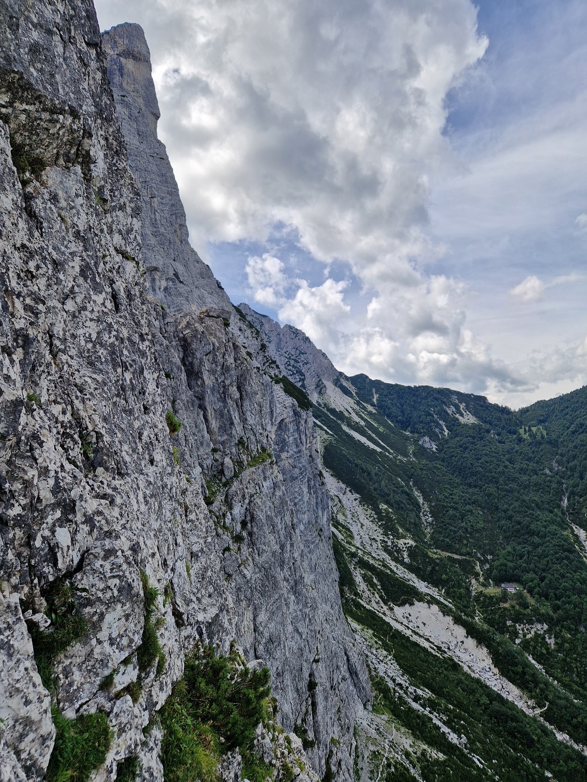 Via Flopland (13) pohľad zo steny na Rifugio Grauzaria