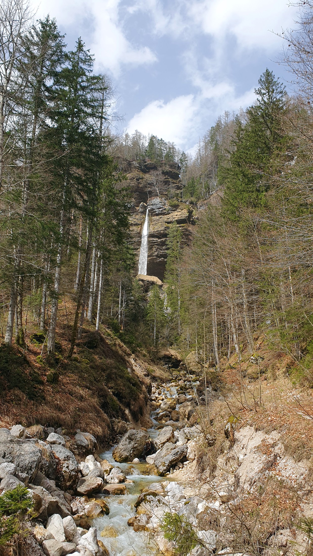 Vodopár Peričnik (01) pohľad od cesty