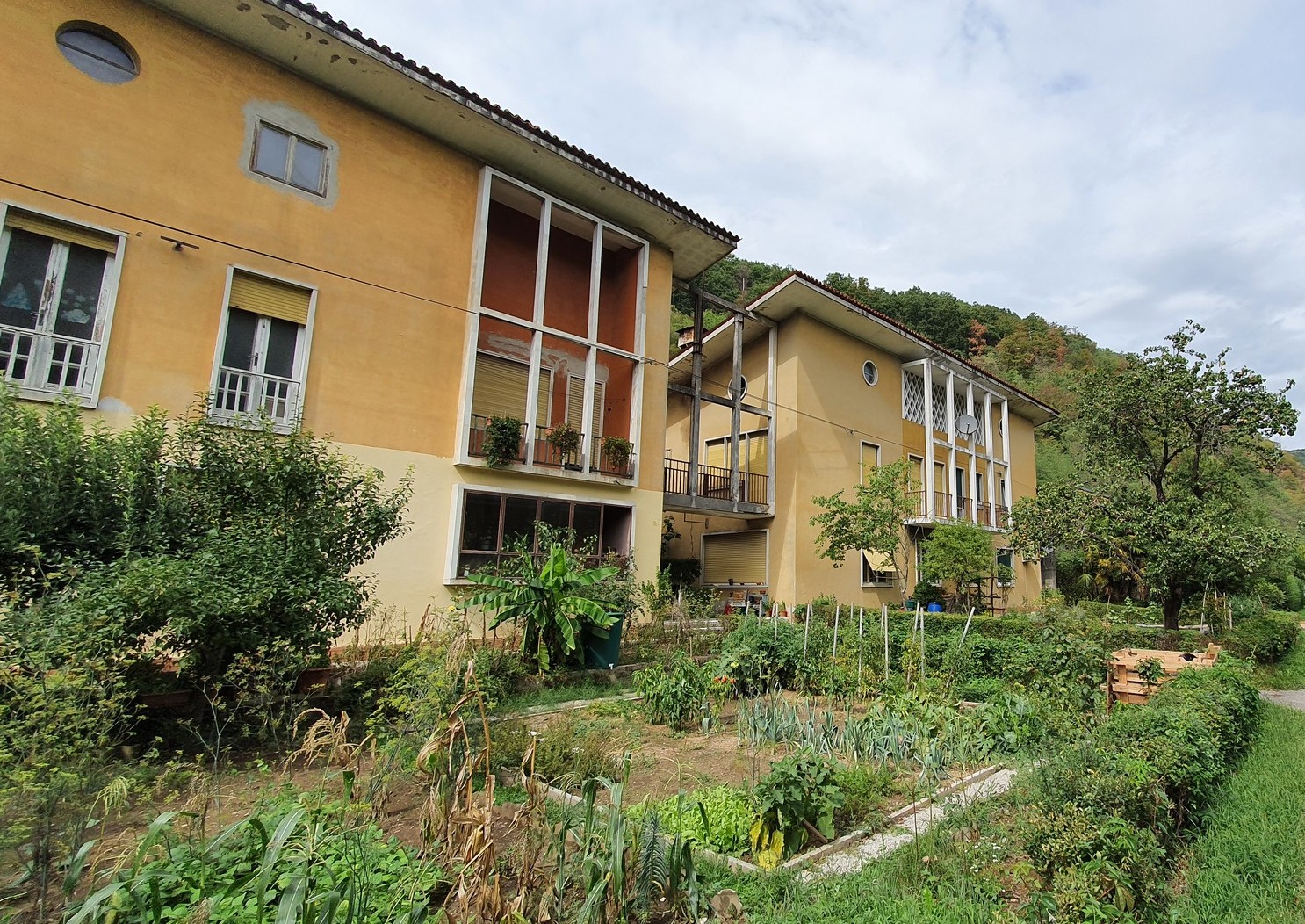  Cyklo Kanal ob Soči (09) Elektrárenské bytovky Vojkova ulica, Plave