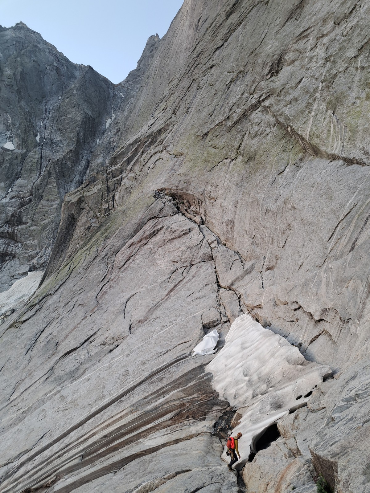 Piz Badile Via Cassin (06) Cestou k nástupu treba obísť zvyšky snehu