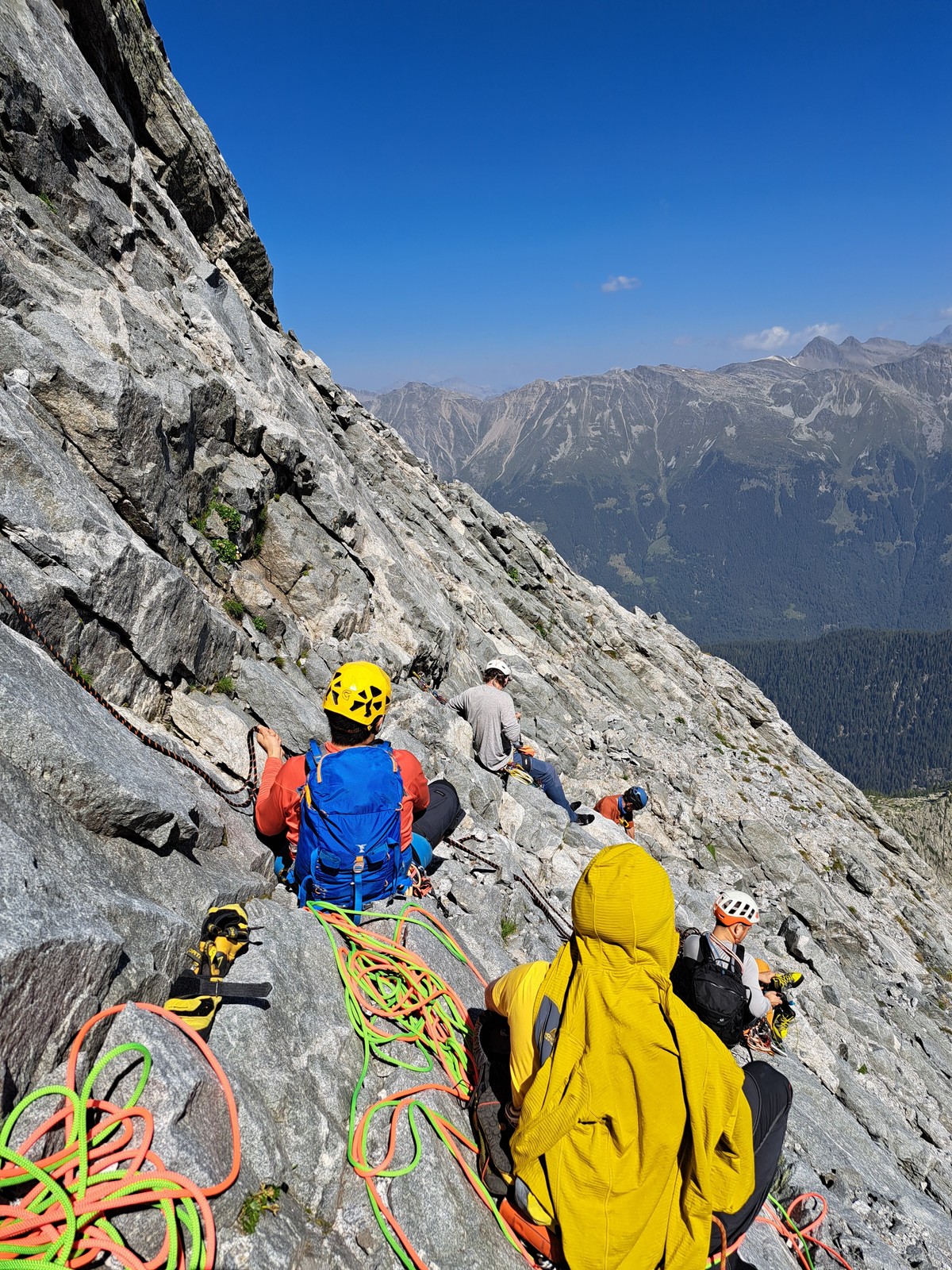 Piz Badile Via Cassin (11) Cakanie na štande